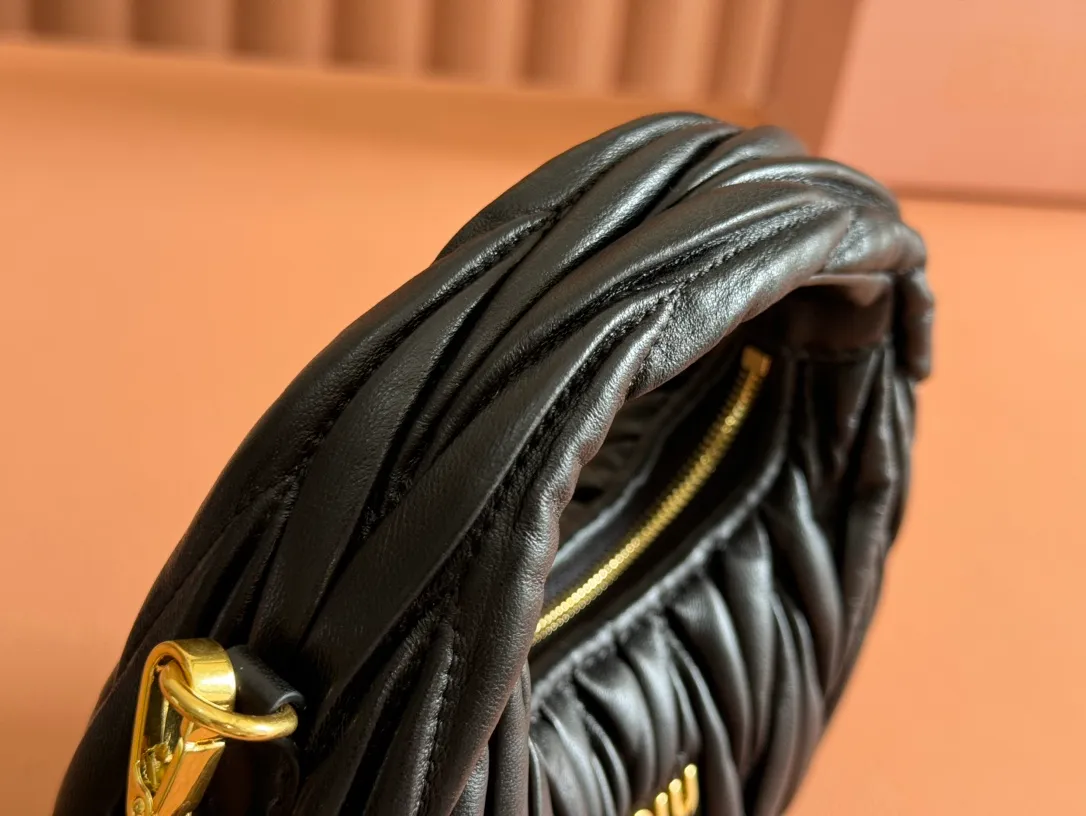 p1460💋💋💋 Equipped with a full set of packaging at the counter [Special grade hardware original leather] Wander Matelasse sheepskin Hobo mini handbag/crossbody bag ~ The black sheepskin Wander handbag has become one of the classic accessories. This mini handbag is made of Matalasse sheep leather, using exquisite craftsmanship to create a three-dimensional effect, showing exquisite elegance. Presenting the Hobo bag style, blending retro style and modern elegance, it has become a new synonym for modern femininity. ～Golden hardware ～Zipper closure ～Metal lettering logo on the front ～Cotton satin lining Size: W17.5×H14×D5.5cm Number: 5BP156