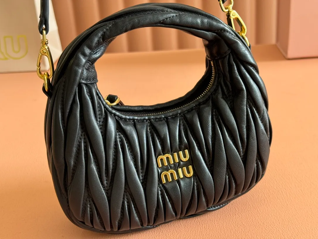p1460💋💋💋 Equipped with a full set of packaging at the counter [Special grade hardware original leather] Wander Matelasse sheepskin Hobo mini handbag/crossbody bag ~ The black sheepskin Wander handbag has become one of the classic accessories. This mini handbag is made of Matalasse sheep leather, using exquisite craftsmanship to create a three-dimensional effect, showing exquisite elegance. Presenting the Hobo bag style, blending retro style and modern elegance, it has become a new synonym for modern femininity. ～Golden hardware ～Zipper closure ～Metal lettering logo on the front ～Cotton satin lining Size: W17.5×H14×D5.5cm Number: 5BP156