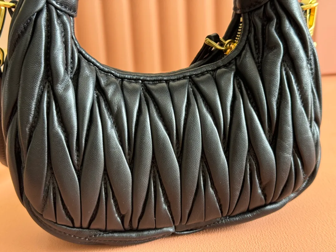 p1460💋💋💋 Equipped with a full set of packaging at the counter [Special grade hardware original leather] Wander Matelasse sheepskin Hobo mini handbag/crossbody bag ~ The black sheepskin Wander handbag has become one of the classic accessories. This mini handbag is made of Matalasse sheep leather, using exquisite craftsmanship to create a three-dimensional effect, showing exquisite elegance. Presenting the Hobo bag style, blending retro style and modern elegance, it has become a new synonym for modern femininity. ～Golden hardware ～Zipper closure ～Metal lettering logo on the front ～Cotton satin lining Size: W17.5×H14×D5.5cm Number: 5BP156