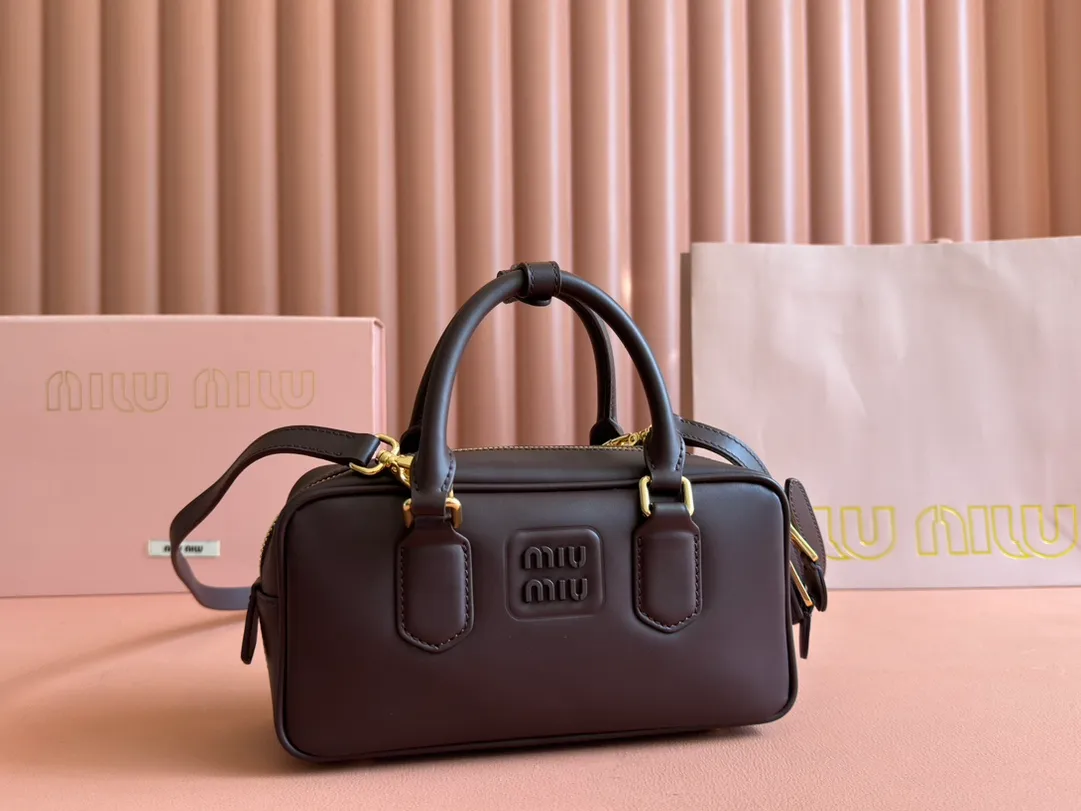 p1640💋💋💋【Full set of packaging at the counter】MIU MIU Miu Miu Caramel Bowling Upper Body Effect! Miu Miu Women's Arcadia Cowhide Handbag Crossbody Bag👝Lightly padded design makes the handbag look fuller, showing a cosmopolitan style. The letter logo, which echoes the finish of the metal hardware, straddles the line between function and decoration, giving this handbag a unique aesthetic and classic feel. Size: 22✖️10.5✖️7.5cm Style number: 5bb142 Heather color