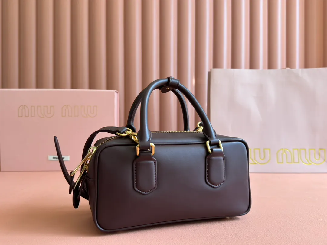 p1640💋💋💋【Full set of packaging at the counter】MIU MIU Miu Miu Caramel Bowling Upper Body Effect! Miu Miu Women's Arcadia Cowhide Handbag Crossbody Bag👝Lightly padded design makes the handbag look fuller, showing a cosmopolitan style. The letter logo, which echoes the finish of the metal hardware, straddles the line between function and decoration, giving this handbag a unique aesthetic and classic feel. Size: 22✖️10.5✖️7.5cm Style number: 5bb142 Heather color