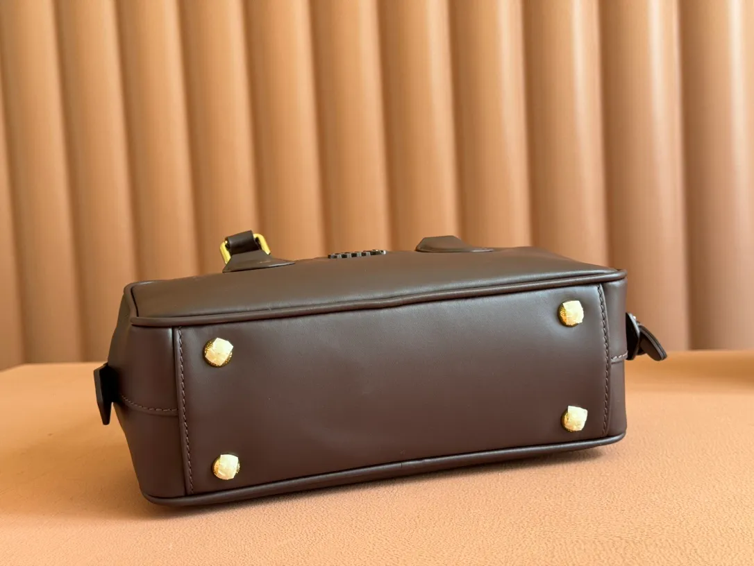 p1640💋💋💋【Full set of packaging at the counter】MIU MIU Miu Miu Caramel Bowling Upper Body Effect! Miu Miu Women's Arcadia Cowhide Handbag Crossbody Bag👝Lightly padded design makes the handbag look fuller, showing a cosmopolitan style. The letter logo, which echoes the finish of the metal hardware, straddles the line between function and decoration, giving this handbag a unique aesthetic and classic feel. Size: 22✖️10.5✖️7.5cm Style number: 5bb142 Heather color