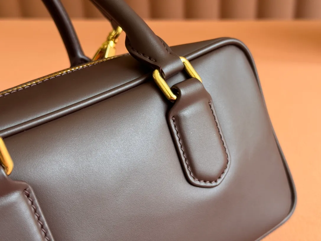 p1640💋💋💋【Full set of packaging at the counter】MIU MIU Miu Miu Caramel Bowling Upper Body Effect! Miu Miu Women's Arcadia Cowhide Handbag Crossbody Bag👝Lightly padded design makes the handbag look fuller, showing a cosmopolitan style. The letter logo, which echoes the finish of the metal hardware, straddles the line between function and decoration, giving this handbag a unique aesthetic and classic feel. Size: 22✖️10.5✖️7.5cm Style number: 5bb142 Heather color