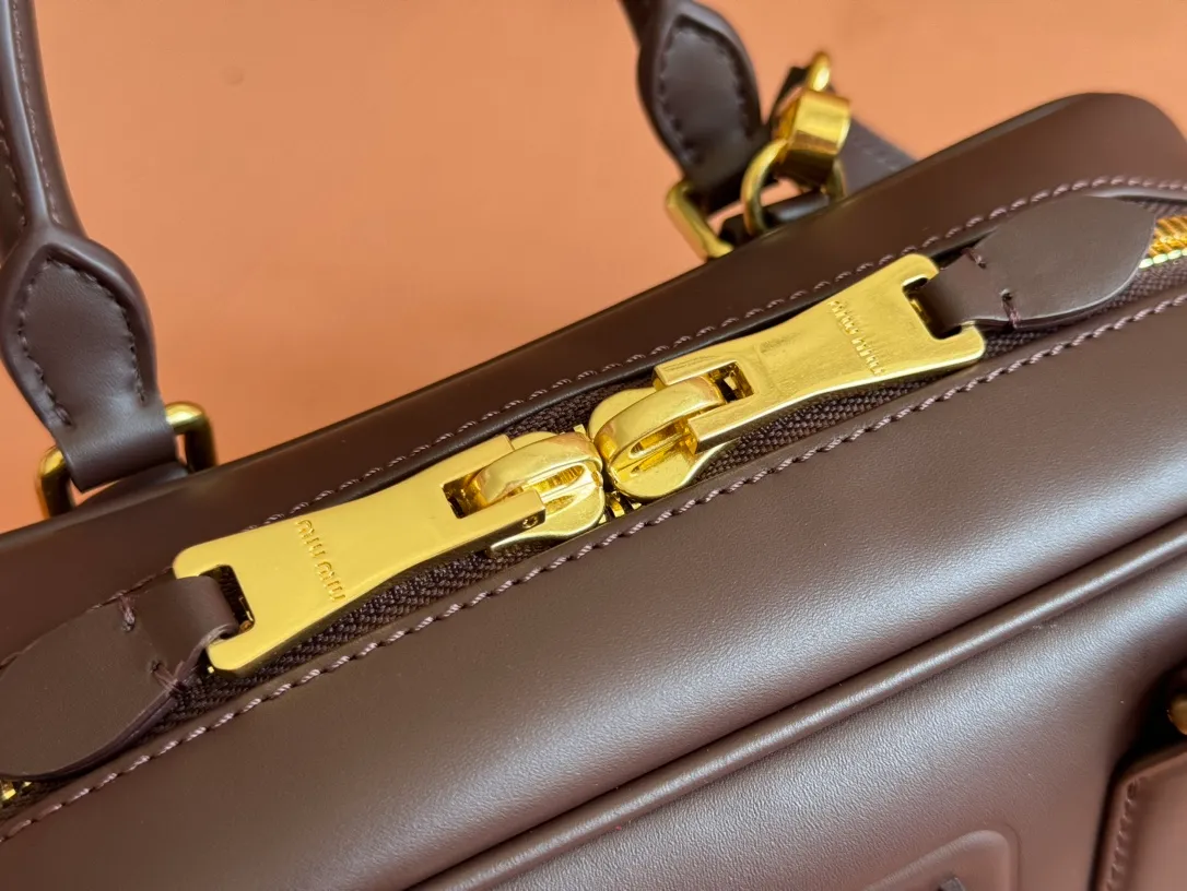p1640💋💋💋【Full set of packaging at the counter】MIU MIU Miu Miu Caramel Bowling Upper Body Effect! Miu Miu Women's Arcadia Cowhide Handbag Crossbody Bag👝Lightly padded design makes the handbag look fuller, showing a cosmopolitan style. The letter logo, which echoes the finish of the metal hardware, straddles the line between function and decoration, giving this handbag a unique aesthetic and classic feel. Size: 22✖️10.5✖️7.5cm Style number: 5bb142 Heather color