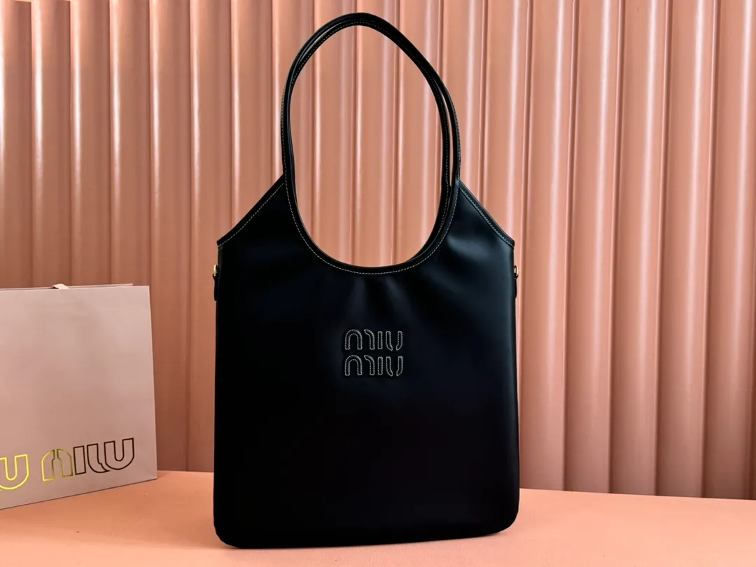 p1680💋💋💋【Configuring full counter package】Miu Women's IVY Cowhide Tote Shoulder Bag This classic tote bag is decorated with the Miu Miu letter logo, which highlights the classic style and is very recognizable. Simple underarm tote bag 🖤 The same color leather letter logo adds a unique and classic style! Gold hardware, leather lettering logo on front! Lined with zip pocket accents! Size: 35x40cm Style number: 5bg231