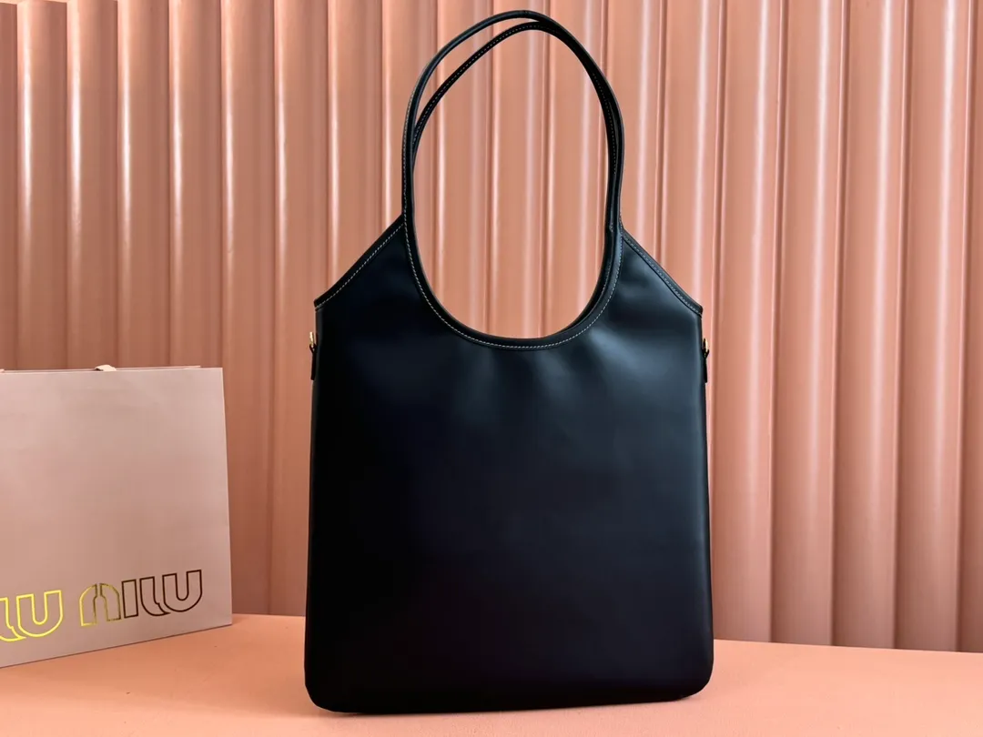p1680💋💋💋【Configuring full counter package】Miu Women's IVY Cowhide Tote Shoulder Bag This classic tote bag is decorated with the Miu Miu letter logo, which highlights the classic style and is very recognizable. Simple underarm tote bag 🖤 The same color leather letter logo adds a unique and classic style! Gold hardware, leather lettering logo on front! Lined with zip pocket accents! Size: 35x40cm Style number: 5bg231