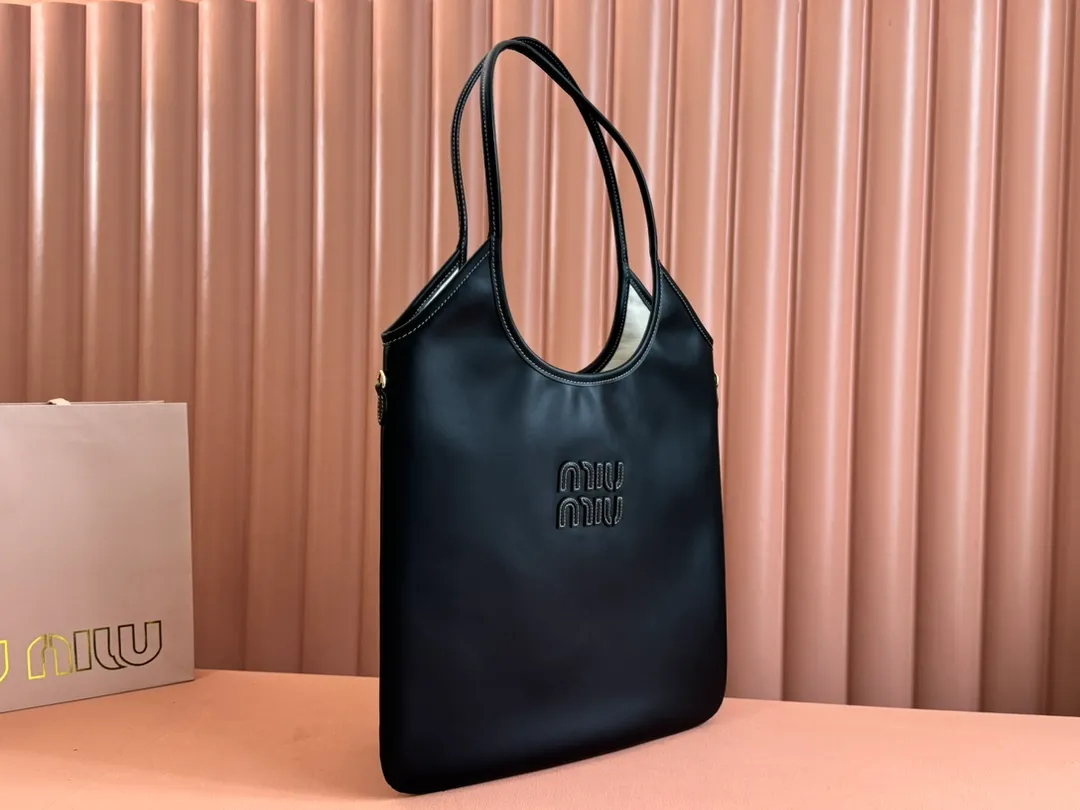 p1680💋💋💋【Configuring full counter package】Miu Women's IVY Cowhide Tote Shoulder Bag This classic tote bag is decorated with the Miu Miu letter logo, which highlights the classic style and is very recognizable. Simple underarm tote bag 🖤 The same color leather letter logo adds a unique and classic style! Gold hardware, leather lettering logo on front! Lined with zip pocket accents! Size: 35x40cm Style number: 5bg231