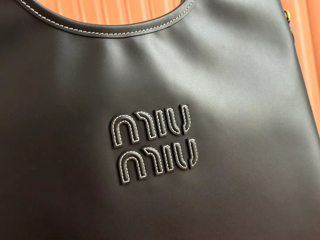 p1680💋💋💋【Configuring full counter package】Miu Women's IVY Cowhide Tote Shoulder Bag This classic tote bag is decorated with the Miu Miu letter logo, which highlights the classic style and is very recognizable. Simple underarm tote bag 🖤 The same color leather letter logo adds a unique and classic style! Gold hardware, leather lettering logo on front! Lined with zip pocket accents! Size: 35x40cm Style number: 5bg231