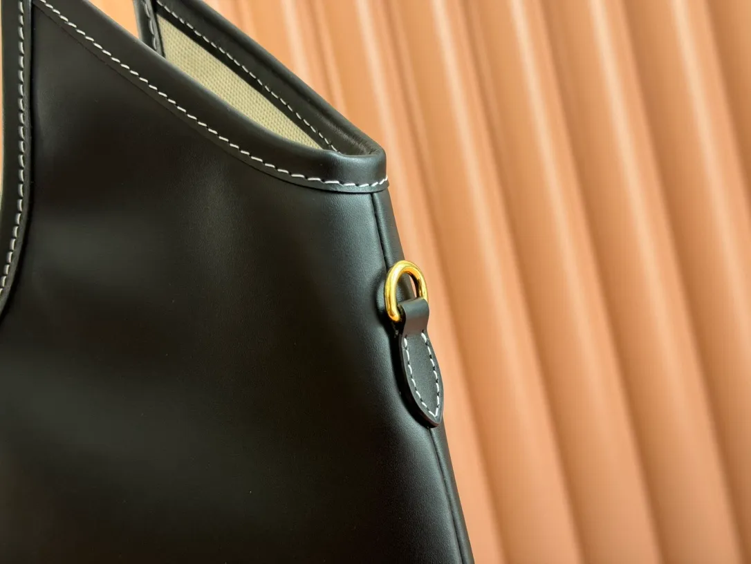 p1680💋💋💋【Configuring full counter package】Miu Women's IVY Cowhide Tote Shoulder Bag This classic tote bag is decorated with the Miu Miu letter logo, which highlights the classic style and is very recognizable. Simple underarm tote bag 🖤 The same color leather letter logo adds a unique and classic style! Gold hardware, leather lettering logo on front! Lined with zip pocket accents! Size: 35x40cm Style number: 5bg231