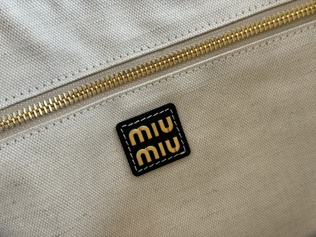 p1680💋💋💋【Configuring full counter package】Miu Women's IVY Cowhide Tote Shoulder Bag This classic tote bag is decorated with the Miu Miu letter logo, which highlights the classic style and is very recognizable. Simple underarm tote bag 🖤 The same color leather letter logo adds a unique and classic style! Gold hardware, leather lettering logo on front! Lined with zip pocket accents! Size: 35x40cm Style number: 5bg231