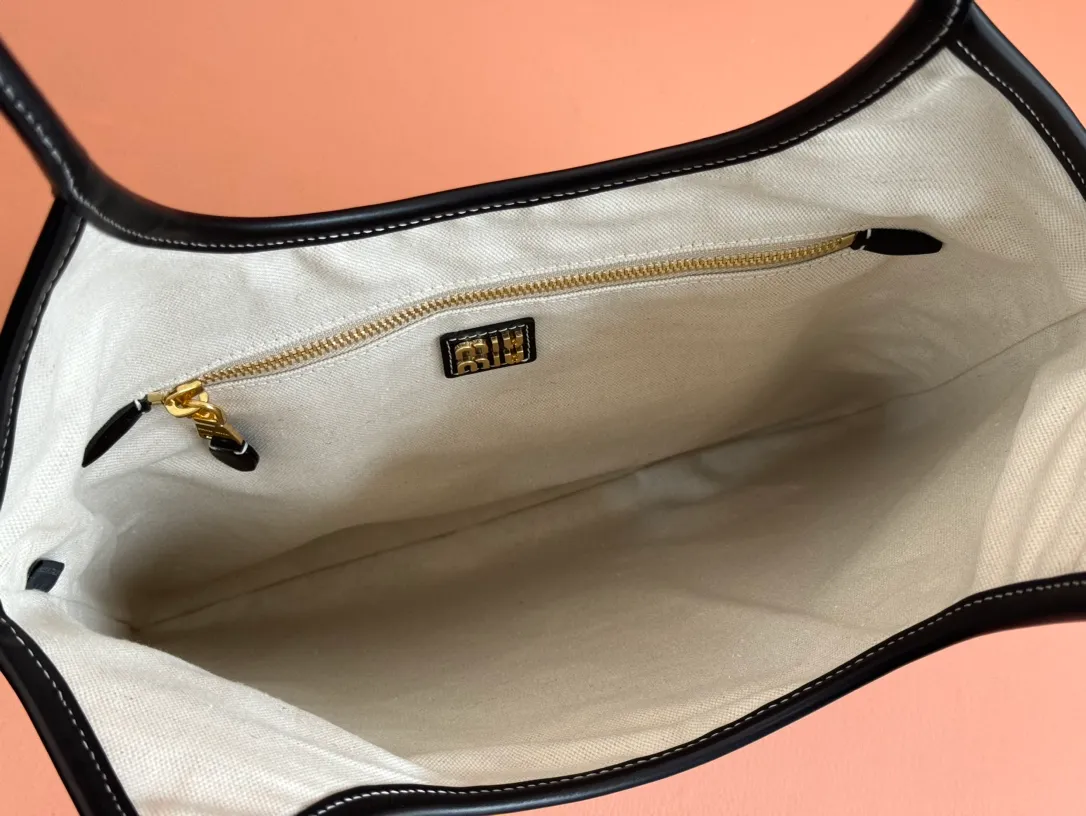 p1680💋💋💋【Configuring full counter package】Miu Women's IVY Cowhide Tote Shoulder Bag This classic tote bag is decorated with the Miu Miu letter logo, which highlights the classic style and is very recognizable. Simple underarm tote bag 🖤 The same color leather letter logo adds a unique and classic style! Gold hardware, leather lettering logo on front! Lined with zip pocket accents! Size: 35x40cm Style number: 5bg231