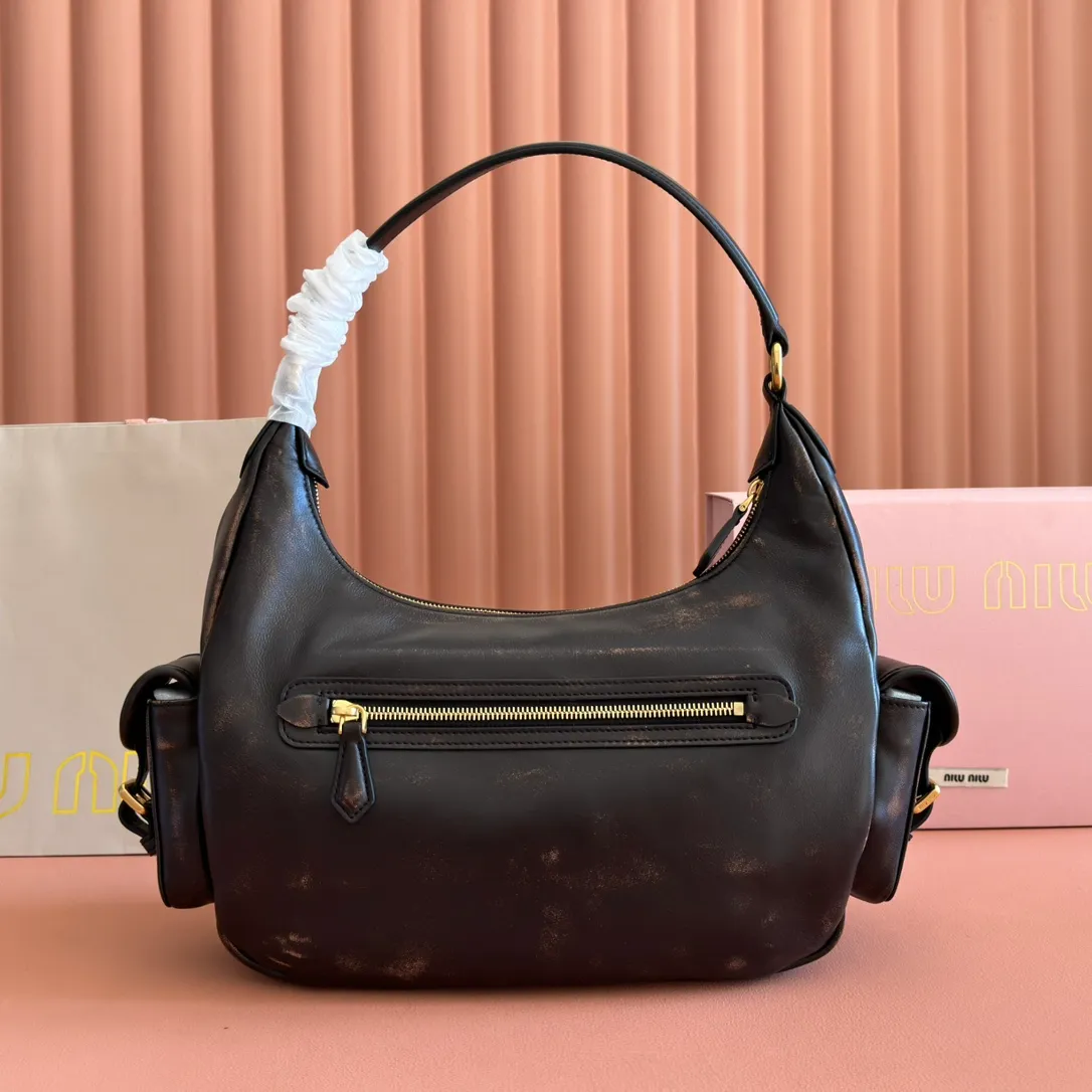 p2200💋💋💋【Full set of packaging at the counter】𝗠𝗶𝘂 𝗠𝗶𝘂 𝗣𝗼𝗰𝗸𝗲𝘁Motorcycle bag This MIU pocket bag is so big that even a rich family’s daughter is carrying it! Full leather inside and out, the leather is very soft and feels super good. The Tori zipper + three-dimensional pockets are retro and can be carried in one bag under the arm to unlock two ways of carrying it. Fashionable girls, please plant this motorcycle bag! Size: 38cm long (measured including the 2 side pockets, 33cm excluding it) Style number: 5BC189 vintage brown Dimensions: length 38×width 14×height 20cm