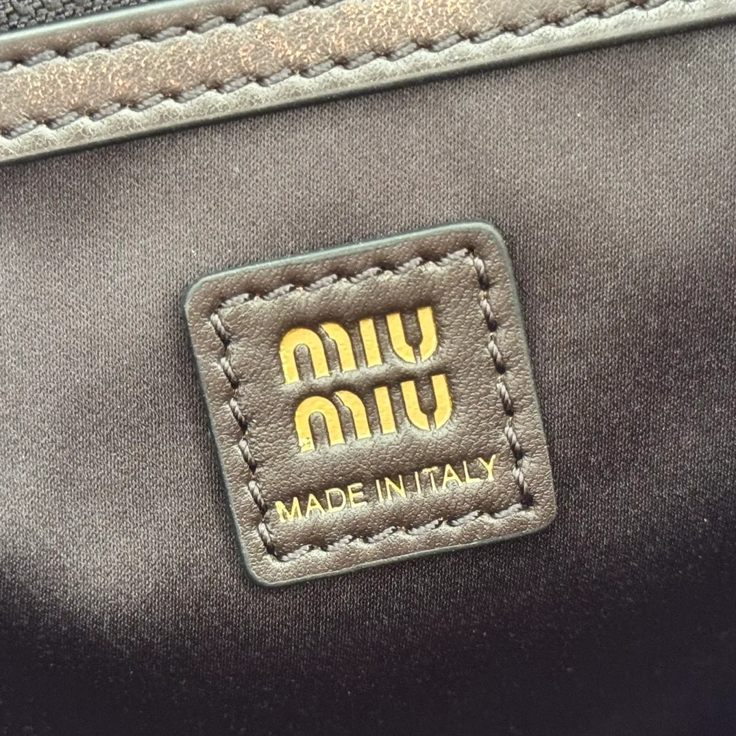 p2200💋💋💋【Full set of packaging at the counter】𝗠𝗶𝘂 𝗠𝗶𝘂 𝗣𝗼𝗰𝗸𝗲𝘁Motorcycle bag This MIU pocket bag is so big that even a rich family’s daughter is carrying it! Full leather inside and out, the leather is very soft and feels super good. The Tori zipper + three-dimensional pockets are retro and can be carried in one bag under the arm to unlock two ways of carrying it. Fashionable girls, please plant this motorcycle bag! Size: 38cm long (measured including the 2 side pockets, 33cm excluding it) Style number: 5BC189 vintage brown Dimensions: length 38×width 14×height 20cm