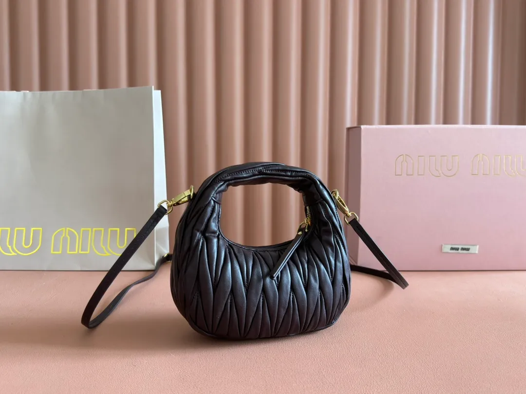 p1460💋💋💋 Equipped with a full set of packaging at the counter [Special grade hardware original leather] Wander Matelasse sheepskin Hobo mini handbag/crossbody bag ~ The red sheepskin Wander handbag has become one of the classic accessories. This mini handbag is made of Matalasse sheep leather, using exquisite craftsmanship to create a three-dimensional effect, showing exquisite elegance. Presenting the Hobo bag style, blending retro style and modern elegance, it has become a new synonym for modern femininity. ～Golden hardware ～Zipper closure ～Metal lettering logo on the front ～Cotton satin lining Size: W17.5×H14×D5.5cm Number: 5BP156