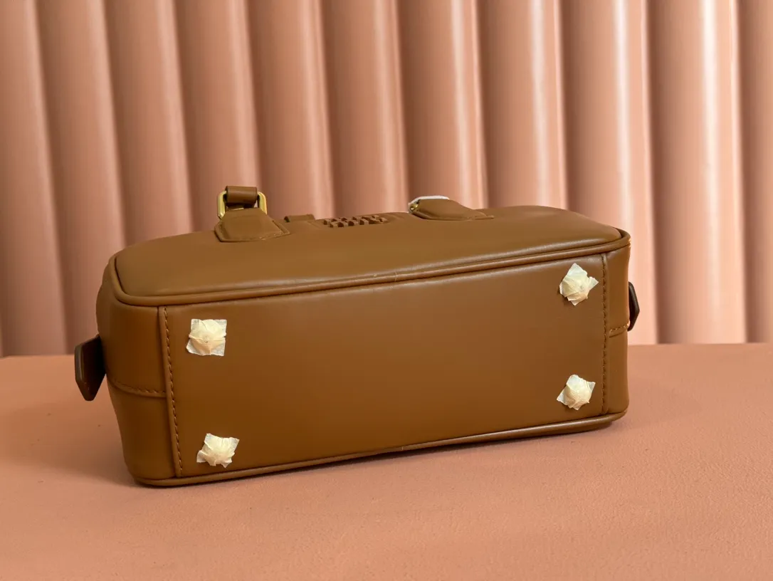p1640💋💋💋【Full set of packaging at the counter】MIU MIU Miu Miu Caramel Bowling Upper Body Effect! Miu Miu Women's Arcadia Cowhide Handbag Crossbody Bag👝Lightly padded design makes the handbag look fuller, showing a cosmopolitan style. The letter logo, which echoes the finish of the metal hardware, straddles the line between function and decoration, giving this handbag a unique aesthetic and classic feel. Size: 22✖️10.5✖️7.5cm Style number: 5bb142 cognac color