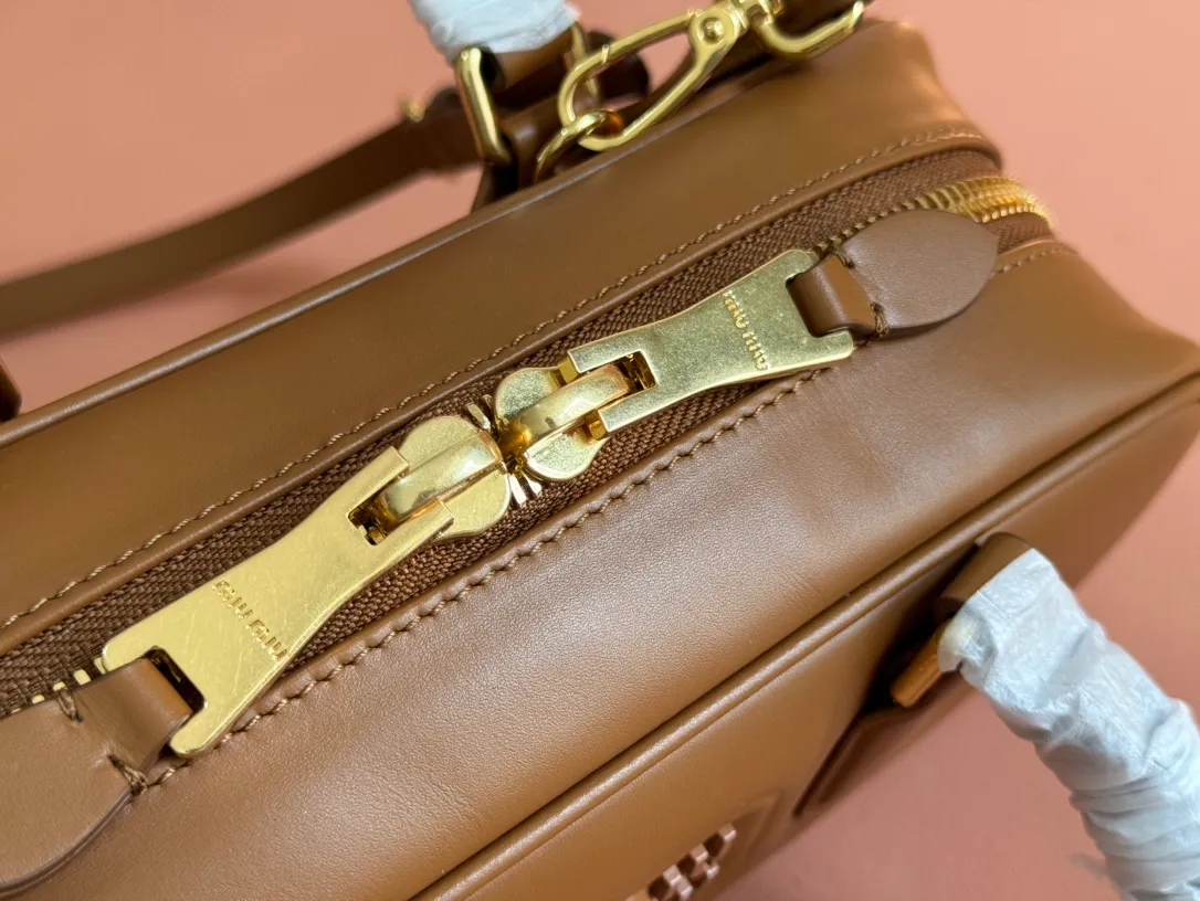 p1640💋💋💋【Full set of packaging at the counter】MIU MIU Miu Miu Caramel Bowling Upper Body Effect! Miu Miu Women's Arcadia Cowhide Handbag Crossbody Bag👝Lightly padded design makes the handbag look fuller, showing a cosmopolitan style. The letter logo, which echoes the finish of the metal hardware, straddles the line between function and decoration, giving this handbag a unique aesthetic and classic feel. Size: 22✖️10.5✖️7.5cm Style number: 5bb142 cognac color