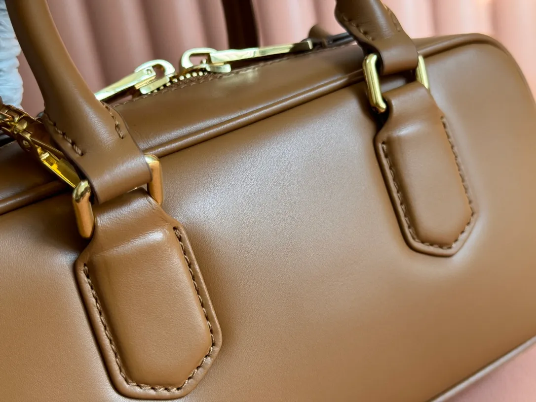 p1640💋💋💋【Full set of packaging at the counter】MIU MIU Miu Miu Caramel Bowling Upper Body Effect! Miu Miu Women's Arcadia Cowhide Handbag Crossbody Bag👝Lightly padded design makes the handbag look fuller, showing a cosmopolitan style. The letter logo, which echoes the finish of the metal hardware, straddles the line between function and decoration, giving this handbag a unique aesthetic and classic feel. Size: 22✖️10.5✖️7.5cm Style number: 5bb142 cognac color