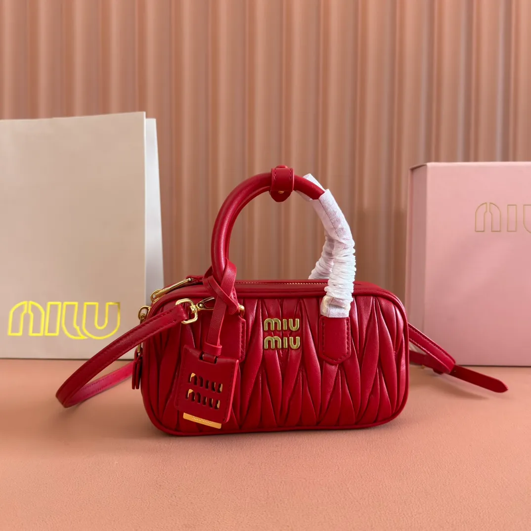 p1640💋💋💋【Equipment with counter full set of packaging, premium hardware and original leather】Arcadie sheepskin mini (19cm) bowling handbag/crossbody bag ~ This Arcadic handbag demonstrates the unique concept that fashion is a tool that reflects reality and translates it into material form. The letter logo that complements the finish of the metal hardware accessories is exquisitely crafted and demonstrates a highly recognizable classic style. Dynamic and elegant lines with adjustable and detachable shoulder straps present a practical and versatile design with modern charm. ～Detachable and adjustable shoulder strap ～Zipper closure ～Painted metal letter logo on front ～Lined patch pocket Size: W19×H10×D5cm Number: _5BP176