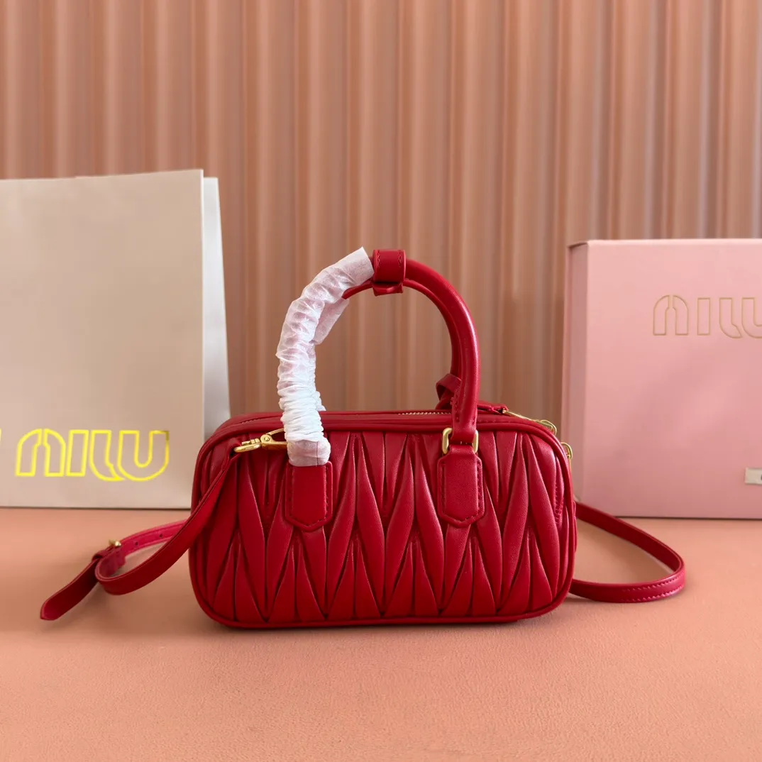 p1640💋💋💋【Equipment with counter full set of packaging, premium hardware and original leather】Arcadie sheepskin mini (19cm) bowling handbag/crossbody bag ~ This Arcadic handbag demonstrates the unique concept that fashion is a tool that reflects reality and translates it into material form. The letter logo that complements the finish of the metal hardware accessories is exquisitely crafted and demonstrates a highly recognizable classic style. Dynamic and elegant lines with adjustable and detachable shoulder straps present a practical and versatile design with modern charm. ～Detachable and adjustable shoulder strap ～Zipper closure ～Painted metal letter logo on front ～Lined patch pocket Size: W19×H10×D5cm Number: _5BP176