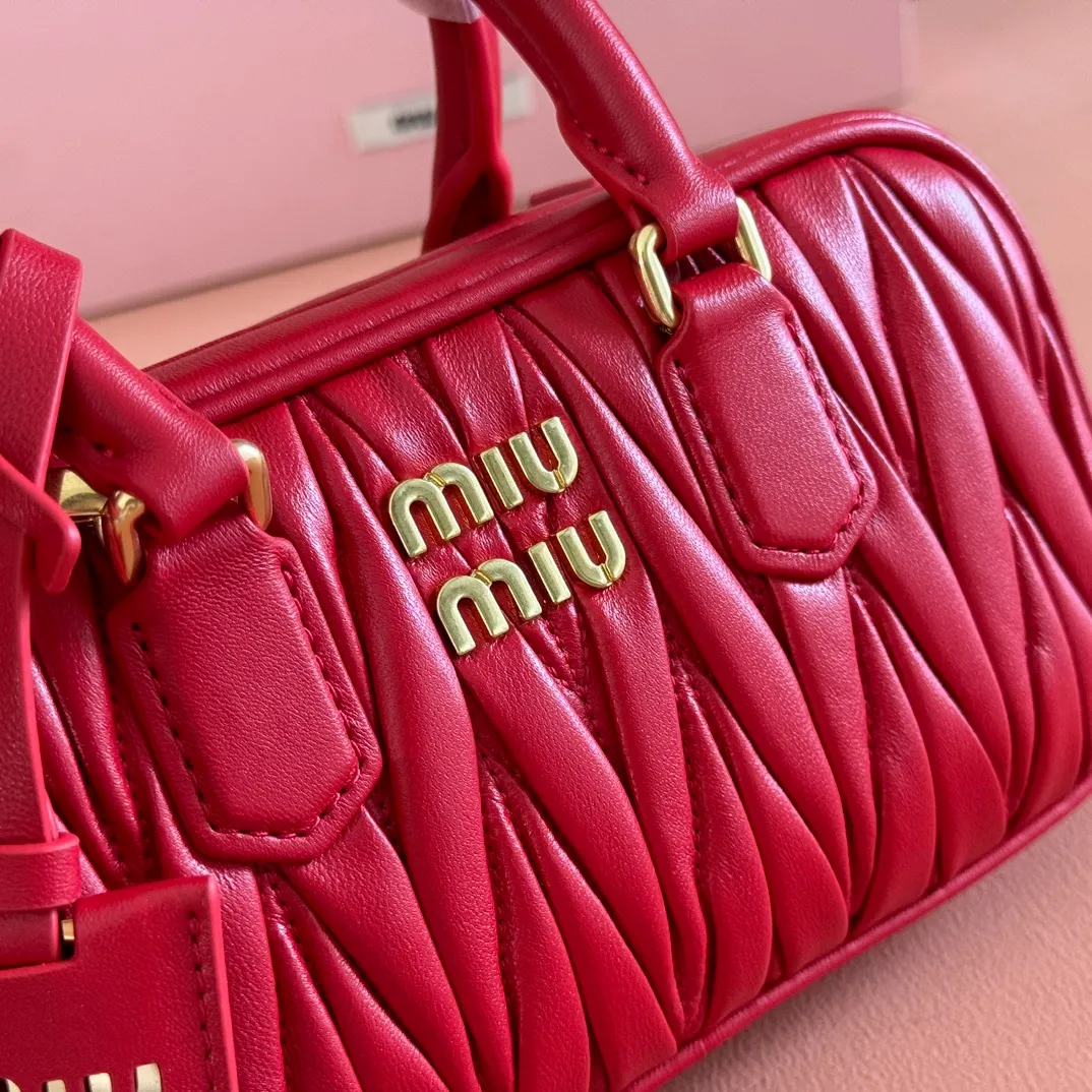 p1640💋💋💋【Equipment with counter full set of packaging, premium hardware and original leather】Arcadie sheepskin mini (19cm) bowling handbag/crossbody bag ~ This Arcadic handbag demonstrates the unique concept that fashion is a tool that reflects reality and translates it into material form. The letter logo that complements the finish of the metal hardware accessories is exquisitely crafted and demonstrates a highly recognizable classic style. Dynamic and elegant lines with adjustable and detachable shoulder straps present a practical and versatile design with modern charm. ～Detachable and adjustable shoulder strap ～Zipper closure ～Painted metal letter logo on front ～Lined patch pocket Size: W19×H10×D5cm Number: _5BP176