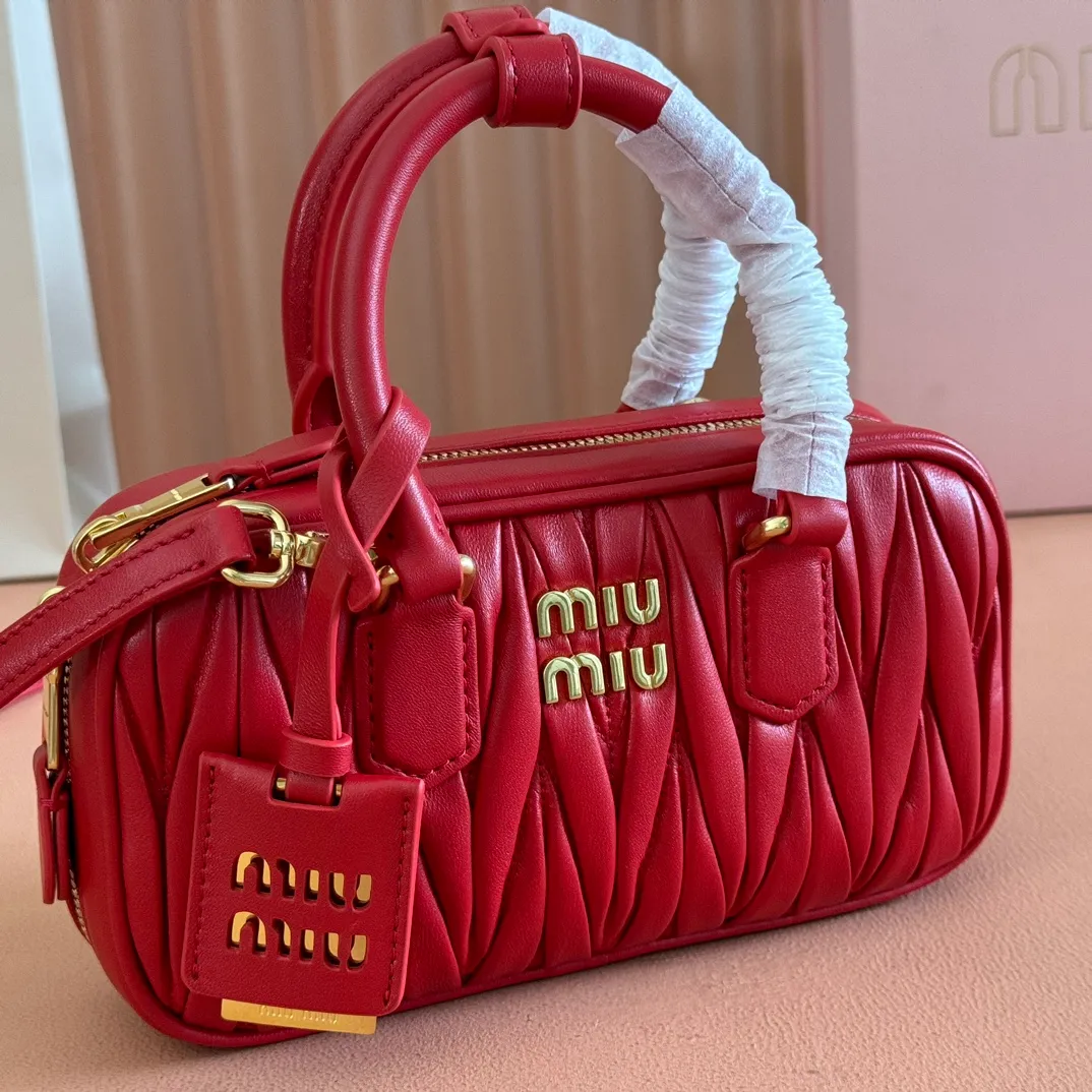p1640💋💋💋【Equipment with counter full set of packaging, premium hardware and original leather】Arcadie sheepskin mini (19cm) bowling handbag/crossbody bag ~ This Arcadic handbag demonstrates the unique concept that fashion is a tool that reflects reality and translates it into material form. The letter logo that complements the finish of the metal hardware accessories is exquisitely crafted and demonstrates a highly recognizable classic style. Dynamic and elegant lines with adjustable and detachable shoulder straps present a practical and versatile design with modern charm. ～Detachable and adjustable shoulder strap ～Zipper closure ～Painted metal letter logo on front ～Lined patch pocket Size: W19×H10×D5cm Number: _5BP176