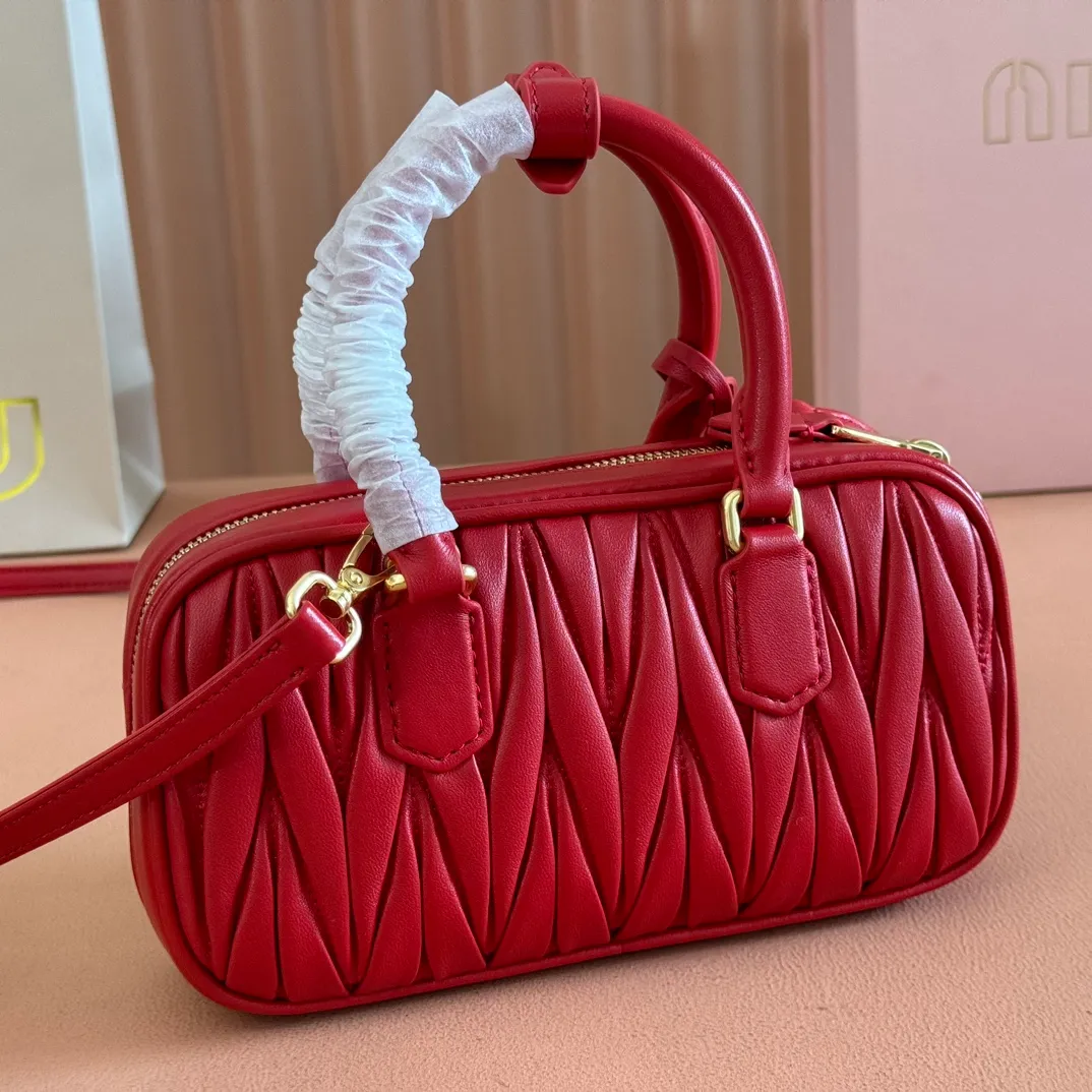 p1640💋💋💋【Equipment with counter full set of packaging, premium hardware and original leather】Arcadie sheepskin mini (19cm) bowling handbag/crossbody bag ~ This Arcadic handbag demonstrates the unique concept that fashion is a tool that reflects reality and translates it into material form. The letter logo that complements the finish of the metal hardware accessories is exquisitely crafted and demonstrates a highly recognizable classic style. Dynamic and elegant lines with adjustable and detachable shoulder straps present a practical and versatile design with modern charm. ～Detachable and adjustable shoulder strap ～Zipper closure ～Painted metal letter logo on front ～Lined patch pocket Size: W19×H10×D5cm Number: _5BP176