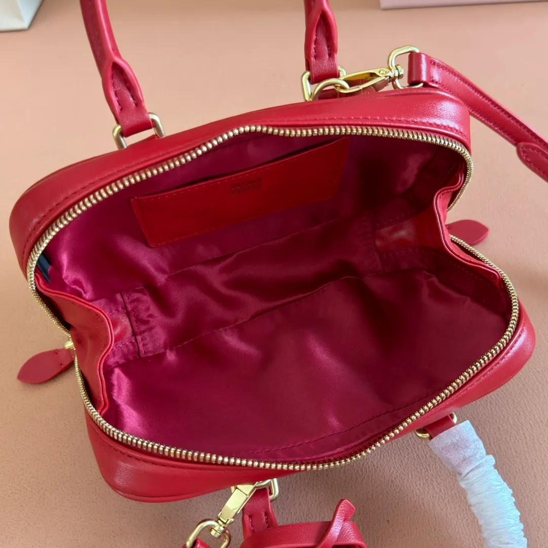 p1640💋💋💋【Equipment with counter full set of packaging, premium hardware and original leather】Arcadie sheepskin mini (19cm) bowling handbag/crossbody bag ~ This Arcadic handbag demonstrates the unique concept that fashion is a tool that reflects reality and translates it into material form. The letter logo that complements the finish of the metal hardware accessories is exquisitely crafted and demonstrates a highly recognizable classic style. Dynamic and elegant lines with adjustable and detachable shoulder straps present a practical and versatile design with modern charm. ～Detachable and adjustable shoulder strap ～Zipper closure ～Painted metal letter logo on front ～Lined patch pocket Size: W19×H10×D5cm Number: _5BP176