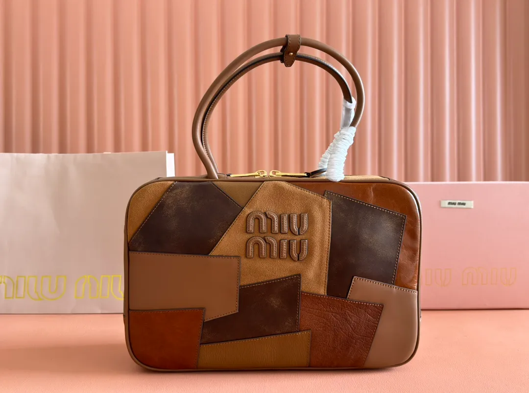 p2160💋💋💋【Full set of packaging in the counter with original leather】Beau cow leather and sheep leather patchwork handbag/shoulder bag ~ brown patchwork [New version briefcase] This Beau handbag presents a slight retro style, while showing modern personality through patches. Fine details like gold-plated hardware stand out, and an embossed monogram logo adds a classic feel. Size: W34×H23×D10cm No._5BB117