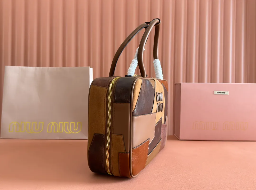 p2160💋💋💋【Full set of packaging in the counter with original leather】Beau cow leather and sheep leather patchwork handbag/shoulder bag ~ brown patchwork [New version briefcase] This Beau handbag presents a slight retro style, while showing modern personality through patches. Fine details like gold-plated hardware stand out, and an embossed monogram logo adds a classic feel. Size: W34×H23×D10cm No._5BB117
