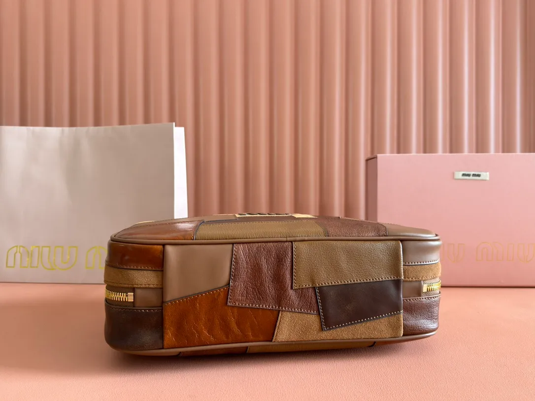 p2160💋💋💋【Full set of packaging in the counter with original leather】Beau cow leather and sheep leather patchwork handbag/shoulder bag ~ brown patchwork [New version briefcase] This Beau handbag presents a slight retro style, while showing modern personality through patches. Fine details like gold-plated hardware stand out, and an embossed monogram logo adds a classic feel. Size: W34×H23×D10cm No._5BB117