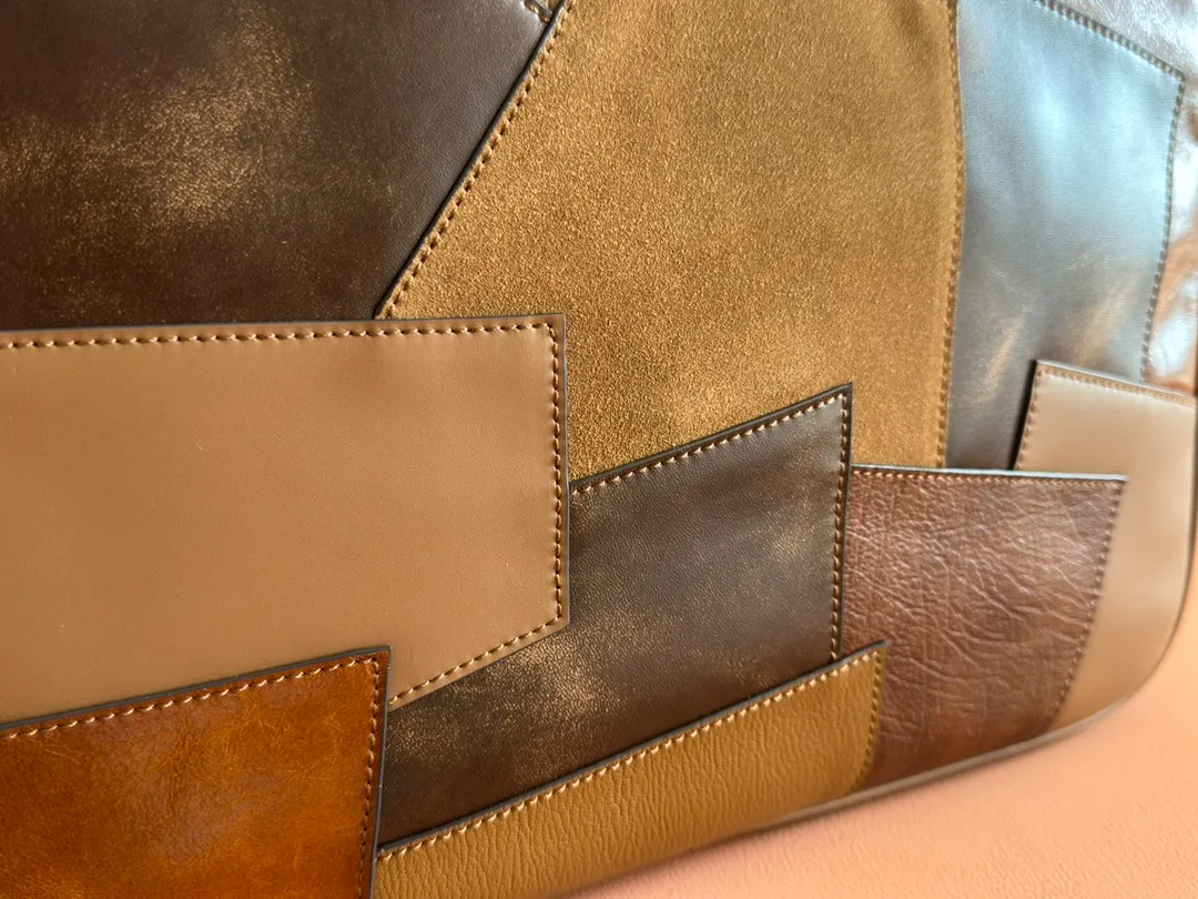 p2160💋💋💋【Full set of packaging in the counter with original leather】Beau cow leather and sheep leather patchwork handbag/shoulder bag ~ brown patchwork [New version briefcase] This Beau handbag presents a slight retro style, while showing modern personality through patches. Fine details like gold-plated hardware stand out, and an embossed monogram logo adds a classic feel. Size: W34×H23×D10cm No._5BB117