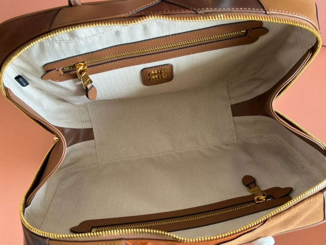 p2160💋💋💋【Full set of packaging in the counter with original leather】Beau cow leather and sheep leather patchwork handbag/shoulder bag ~ brown patchwork [New version briefcase] This Beau handbag presents a slight retro style, while showing modern personality through patches. Fine details like gold-plated hardware stand out, and an embossed monogram logo adds a classic feel. Size: W34×H23×D10cm No._5BB117