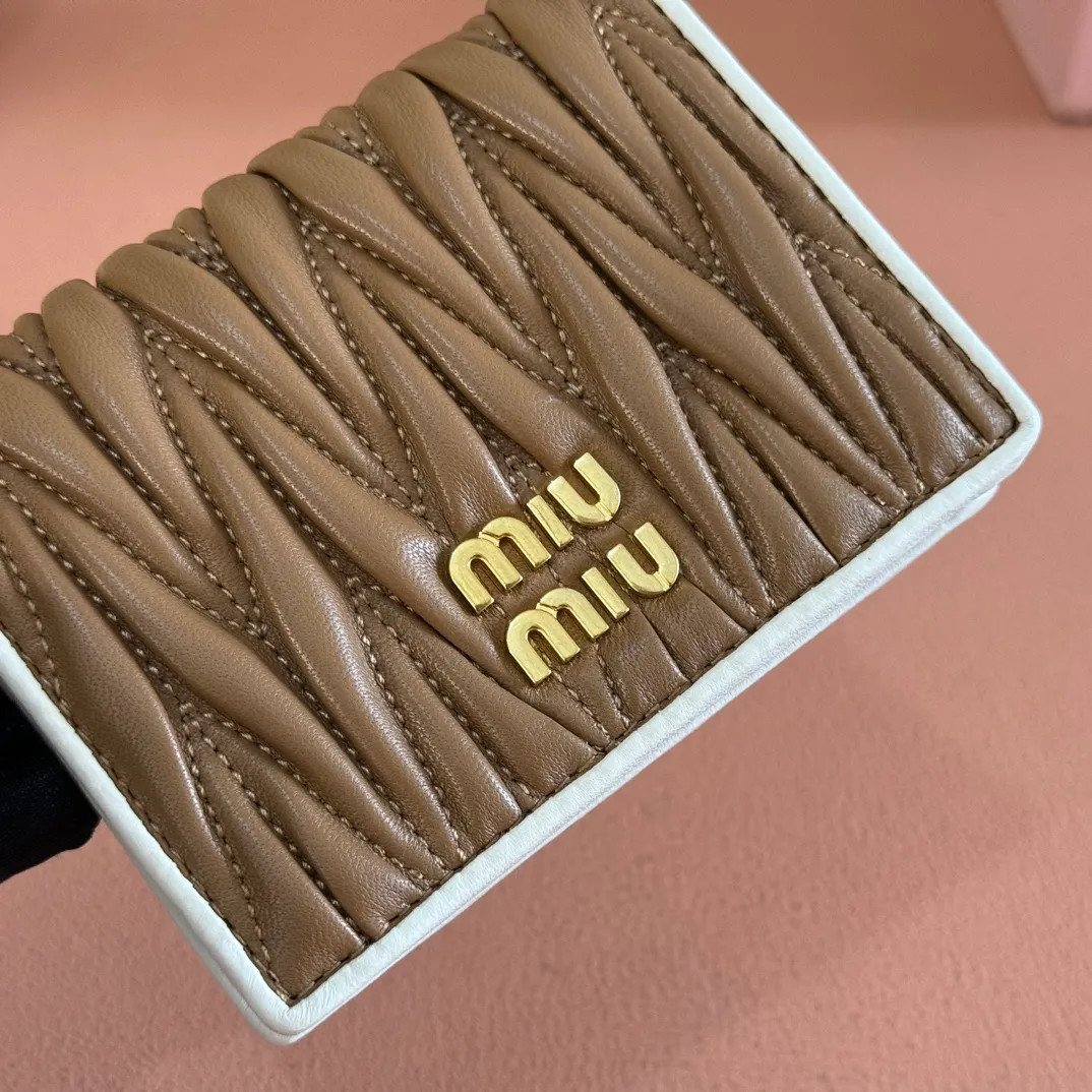 p460. 💋💋💋【Full set of packaging at the counter】🔥 MM latest version pocket wallet💗pocket wallet💗New small wallet at the counter🔥Model: 5MV204 caramel with white🆕🆕💃💃It is made of imported top-grade sheepskin inside and outside🐮💞Hundred-yuan bills, bank cards, coins, and change can all be collected in it💅💅Size: 11.5 X8 cm.
