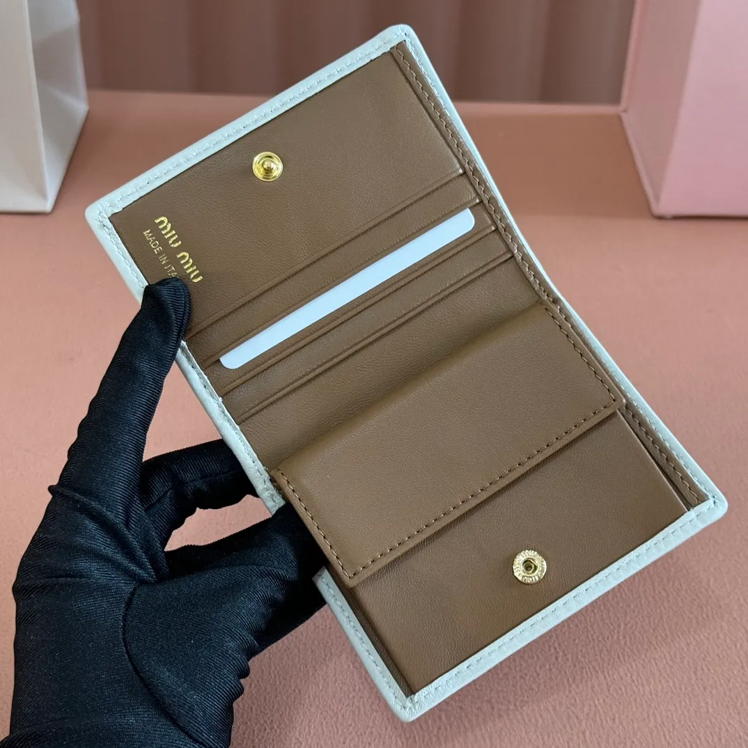 p460. 💋💋💋【Full set of packaging at the counter】🔥 MM latest version pocket wallet💗pocket wallet💗New small wallet at the counter🔥Model: 5MV204 caramel with white🆕🆕💃💃It is made of imported top-grade sheepskin inside and outside🐮💞Hundred-yuan bills, bank cards, coins, and change can all be collected in it💅💅Size: 11.5 X8 cm.