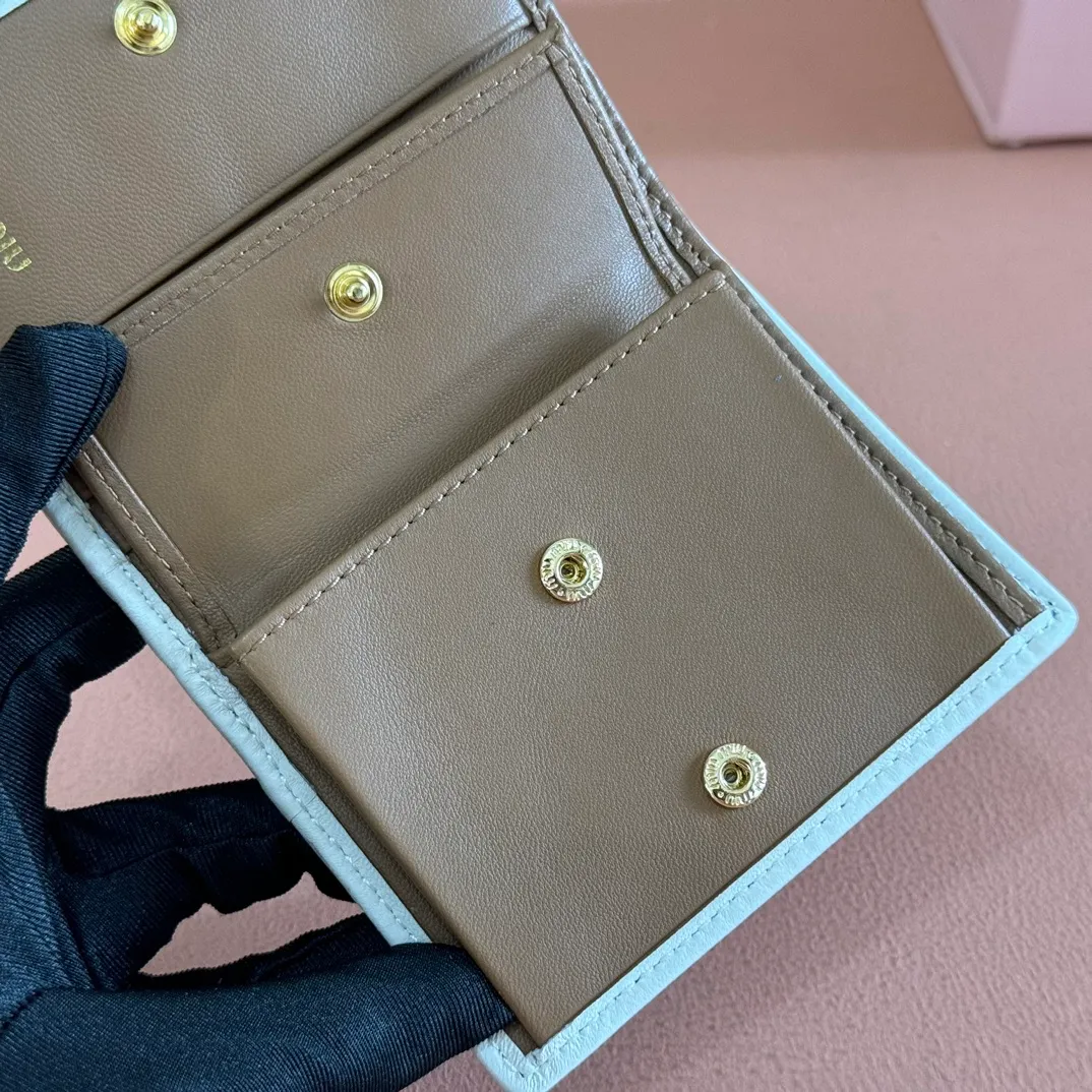 p460. 💋💋💋【Full set of packaging at the counter】🔥 MM latest version pocket wallet💗pocket wallet💗New small wallet at the counter🔥Model: 5MV204 caramel with white🆕🆕💃💃It is made of imported top-grade sheepskin inside and outside🐮💞Hundred-yuan bills, bank cards, coins, and change can all be collected in it💅💅Size: 11.5 X8 cm.
