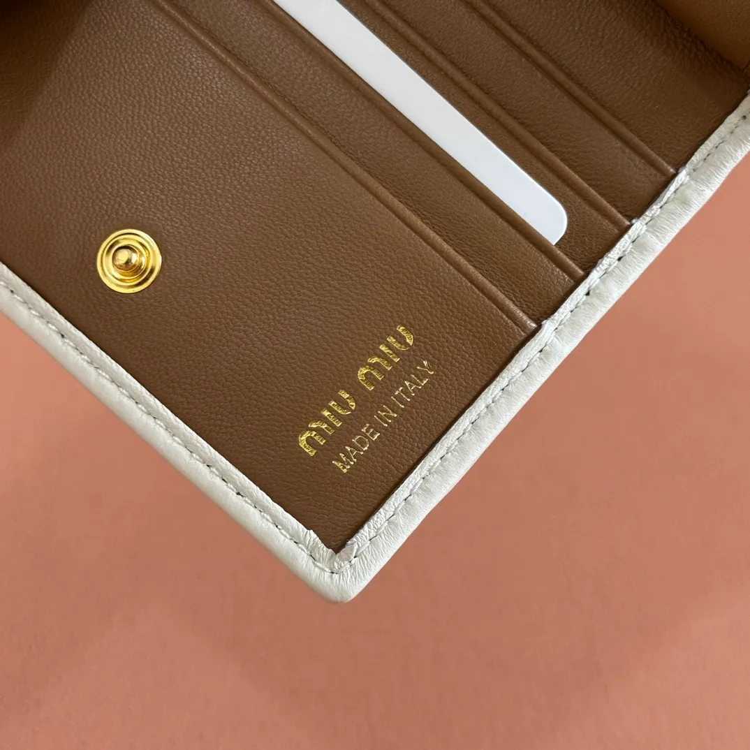 p460. 💋💋💋【Full set of packaging at the counter】🔥 MM latest version pocket wallet💗pocket wallet💗New small wallet at the counter🔥Model: 5MV204 caramel with white🆕🆕💃💃It is made of imported top-grade sheepskin inside and outside🐮💞Hundred-yuan bills, bank cards, coins, and change can all be collected in it💅💅Size: 11.5 X8 cm.