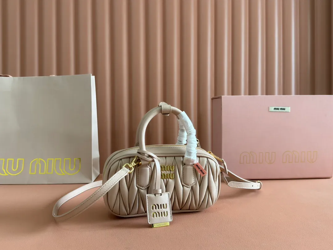 p1640💋💋💋【Equipment with counter full set of packaging, premium hardware and original leather】Arcadie sheepskin mini (19cm) bowling handbag/crossbody bag ~ This Arcadic handbag demonstrates the unique concept that fashion is a tool that reflects reality and translates it into material form. The letter logo that complements the finish of the metal hardware accessories is exquisitely crafted and demonstrates a highly recognizable classic style. Dynamic and elegant lines with adjustable and detachable shoulder straps present a practical and versatile design with modern charm. ～Detachable and adjustable shoulder strap ～Zipper closure ～Painted metal letter logo on front ～Lined patch pocket Size: W19×H10×D5cm Number: _5BP176