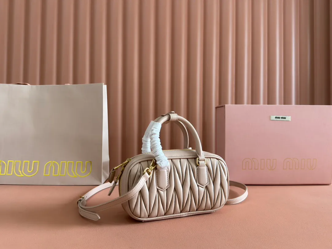 p1640💋💋💋【Equipment with counter full set of packaging, premium hardware and original leather】Arcadie sheepskin mini (19cm) bowling handbag/crossbody bag ~ This Arcadic handbag demonstrates the unique concept that fashion is a tool that reflects reality and translates it into material form. The letter logo that complements the finish of the metal hardware accessories is exquisitely crafted and demonstrates a highly recognizable classic style. Dynamic and elegant lines with adjustable and detachable shoulder straps present a practical and versatile design with modern charm. ～Detachable and adjustable shoulder strap ～Zipper closure ～Painted metal letter logo on front ～Lined patch pocket Size: W19×H10×D5cm Number: _5BP176
