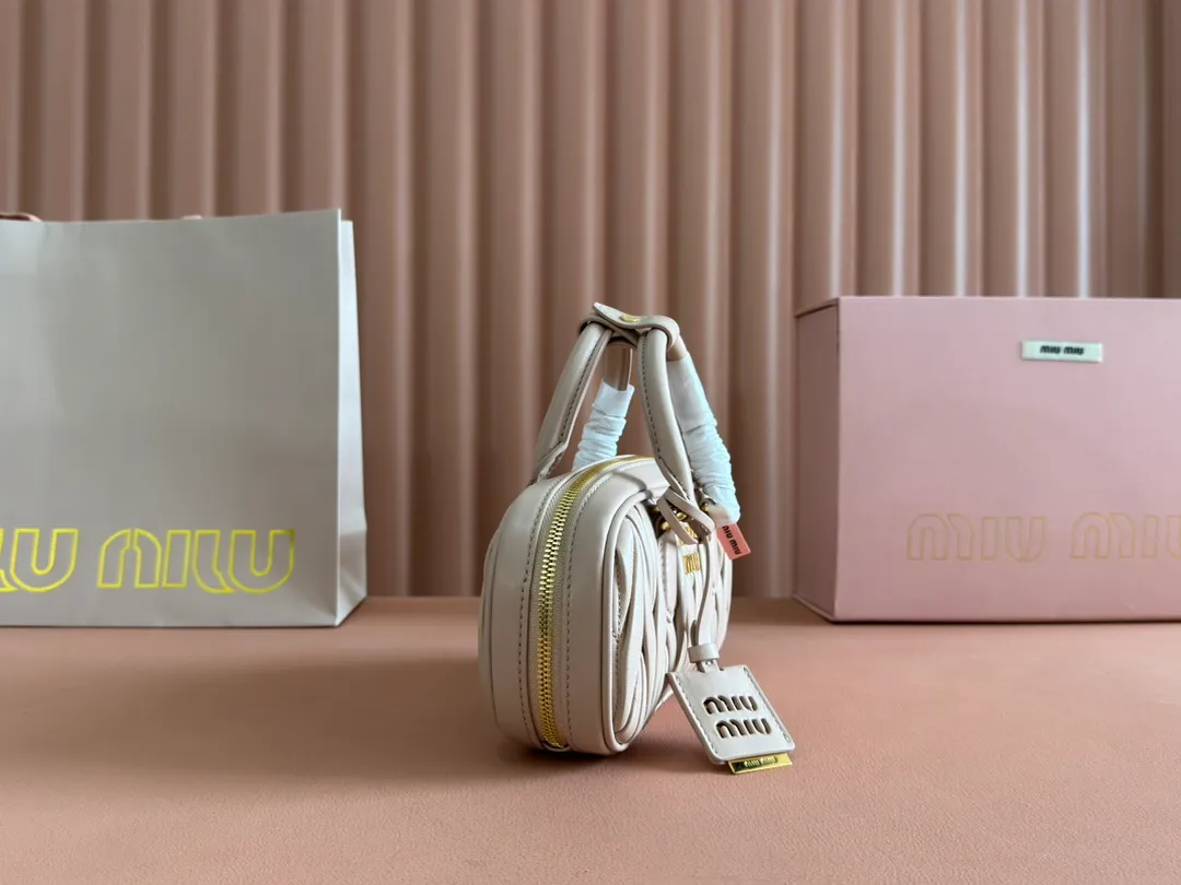 p1640💋💋💋【Equipment with counter full set of packaging, premium hardware and original leather】Arcadie sheepskin mini (19cm) bowling handbag/crossbody bag ~ This Arcadic handbag demonstrates the unique concept that fashion is a tool that reflects reality and translates it into material form. The letter logo that complements the finish of the metal hardware accessories is exquisitely crafted and demonstrates a highly recognizable classic style. Dynamic and elegant lines with adjustable and detachable shoulder straps present a practical and versatile design with modern charm. ～Detachable and adjustable shoulder strap ～Zipper closure ～Painted metal letter logo on front ～Lined patch pocket Size: W19×H10×D5cm Number: _5BP176