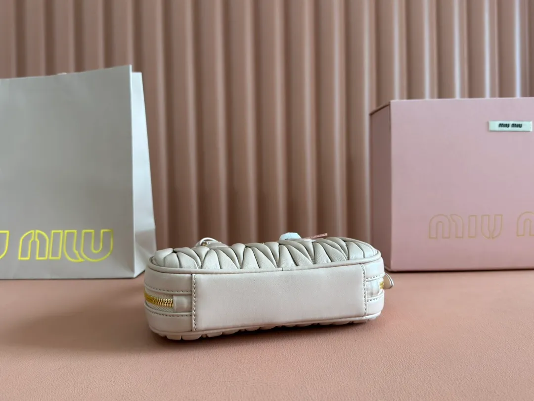 p1640💋💋💋【Equipment with counter full set of packaging, premium hardware and original leather】Arcadie sheepskin mini (19cm) bowling handbag/crossbody bag ~ This Arcadic handbag demonstrates the unique concept that fashion is a tool that reflects reality and translates it into material form. The letter logo that complements the finish of the metal hardware accessories is exquisitely crafted and demonstrates a highly recognizable classic style. Dynamic and elegant lines with adjustable and detachable shoulder straps present a practical and versatile design with modern charm. ～Detachable and adjustable shoulder strap ～Zipper closure ～Painted metal letter logo on front ～Lined patch pocket Size: W19×H10×D5cm Number: _5BP176