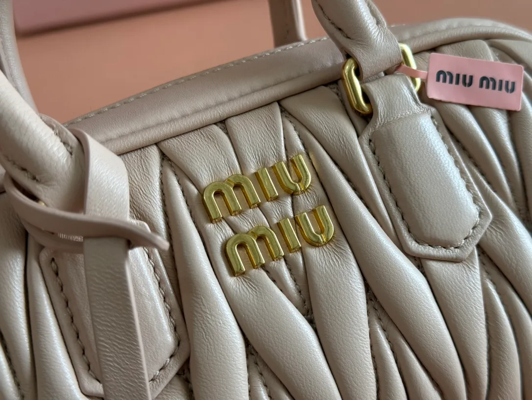 p1640💋💋💋【Equipment with counter full set of packaging, premium hardware and original leather】Arcadie sheepskin mini (19cm) bowling handbag/crossbody bag ~ This Arcadic handbag demonstrates the unique concept that fashion is a tool that reflects reality and translates it into material form. The letter logo that complements the finish of the metal hardware accessories is exquisitely crafted and demonstrates a highly recognizable classic style. Dynamic and elegant lines with adjustable and detachable shoulder straps present a practical and versatile design with modern charm. ～Detachable and adjustable shoulder strap ～Zipper closure ～Painted metal letter logo on front ～Lined patch pocket Size: W19×H10×D5cm Number: _5BP176