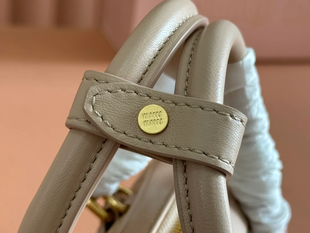 p1640💋💋💋【Equipment with counter full set of packaging, premium hardware and original leather】Arcadie sheepskin mini (19cm) bowling handbag/crossbody bag ~ This Arcadic handbag demonstrates the unique concept that fashion is a tool that reflects reality and translates it into material form. The letter logo that complements the finish of the metal hardware accessories is exquisitely crafted and demonstrates a highly recognizable classic style. Dynamic and elegant lines with adjustable and detachable shoulder straps present a practical and versatile design with modern charm. ～Detachable and adjustable shoulder strap ～Zipper closure ～Painted metal letter logo on front ～Lined patch pocket Size: W19×H10×D5cm Number: _5BP176