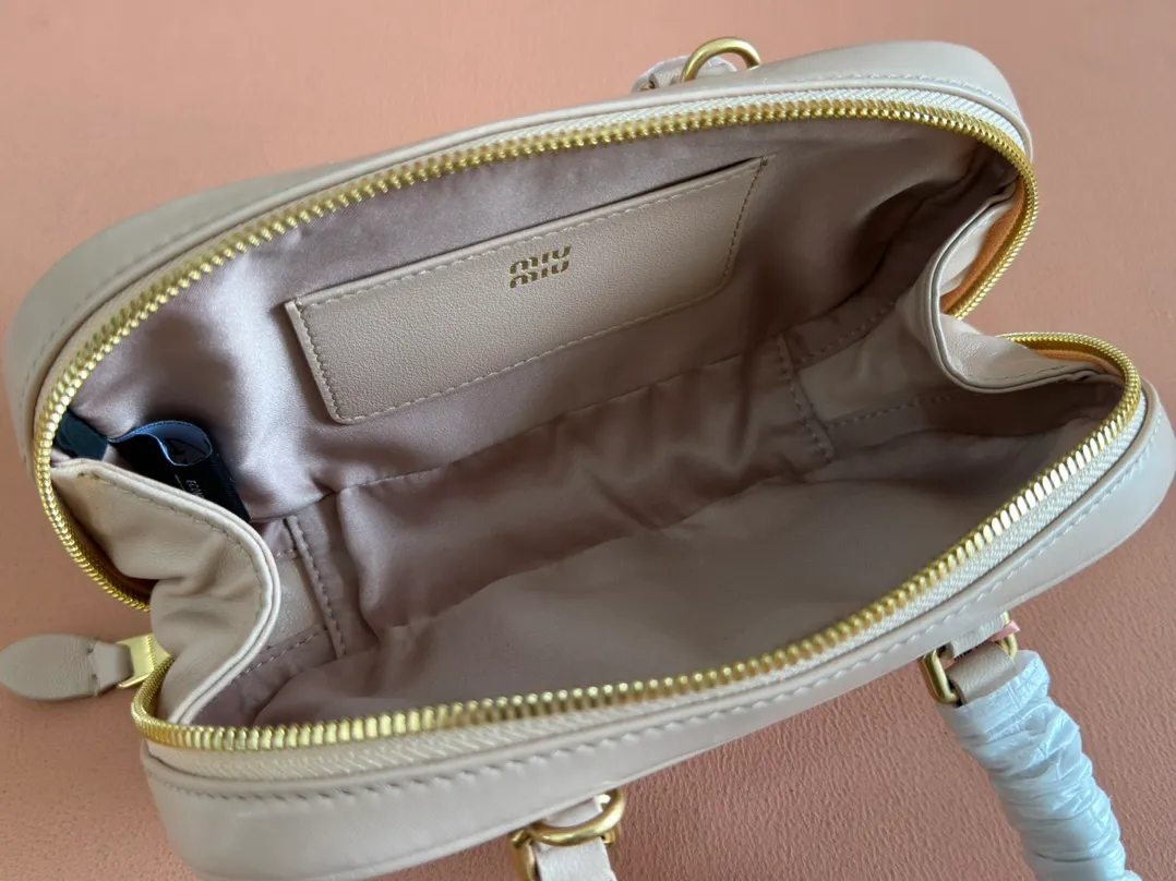 p1640💋💋💋【Equipment with counter full set of packaging, premium hardware and original leather】Arcadie sheepskin mini (19cm) bowling handbag/crossbody bag ~ This Arcadic handbag demonstrates the unique concept that fashion is a tool that reflects reality and translates it into material form. The letter logo that complements the finish of the metal hardware accessories is exquisitely crafted and demonstrates a highly recognizable classic style. Dynamic and elegant lines with adjustable and detachable shoulder straps present a practical and versatile design with modern charm. ～Detachable and adjustable shoulder strap ～Zipper closure ～Painted metal letter logo on front ～Lined patch pocket Size: W19×H10×D5cm Number: _5BP176