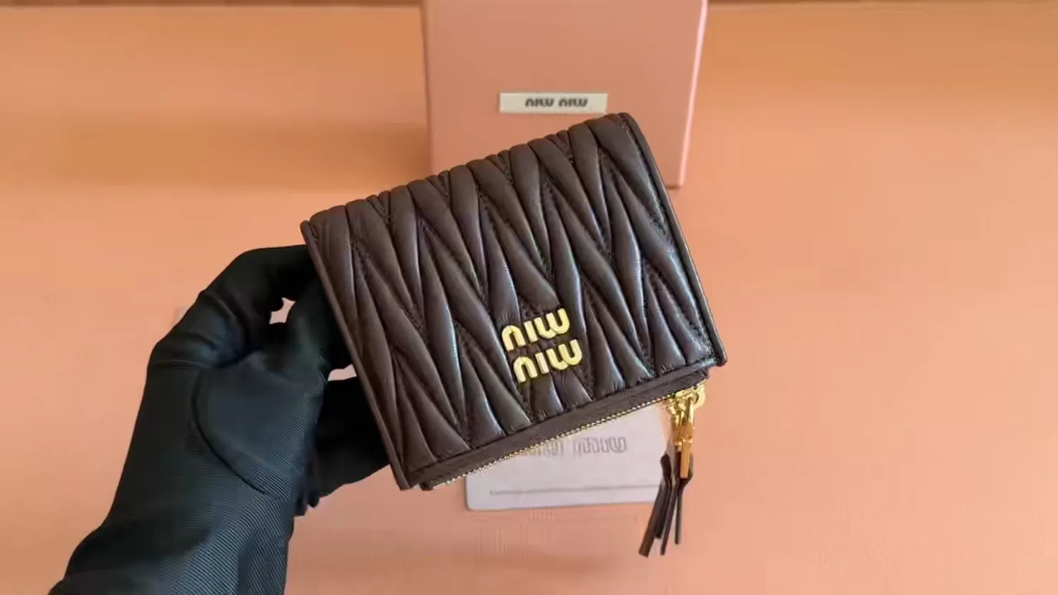 p540💋💋💋[Original configuration counter complete package] New version of the two-fold small wallet pocket wallet counter new small wallet 🔥 Model: 5MV017 is made of imported top-grade sheepskin inside and outside, with multiple card slots on both sides, double zipper compartment design on both sides, larger capacity, internal pressure 198A hundred-yuan notes, bank cards, coins, and change can be collected in it, highly practical, size: 11.5 X8 cm