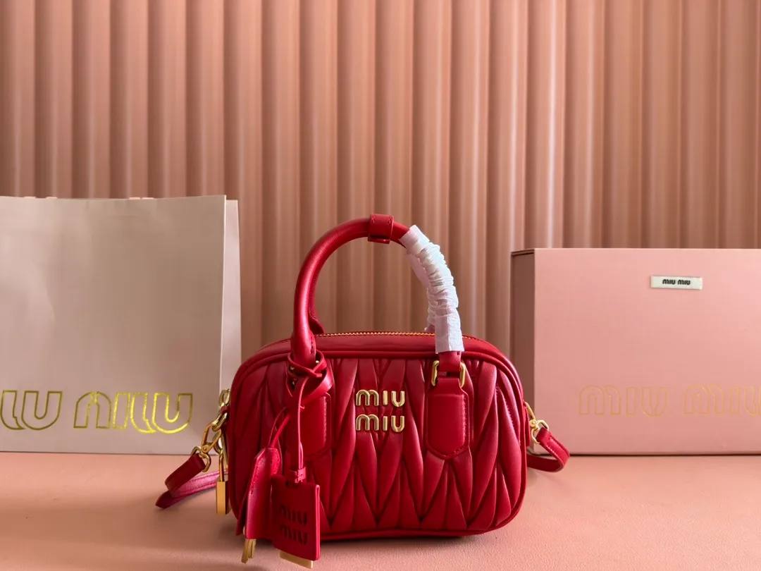 p1800💋💋💋 [Equipped with full set of packaging at the counter, premium hardware and original leather] Arcadie Matelasse sheepskin small (19cm) bowling handbag/crossbody bag ~ red sheepskin This handbag uses Matelasse technology, and the three-dimensional texture and exquisite texture bring a new interpretation to the classic silhouette. The front letter logo cleverly echoes the metal hardware, and the exquisite workmanship is outstanding, highlighting a highly recognizable classic style. Dynamic and elegant lines with adjustable and detachable shoulder straps present a practical and versatile design with modern charm. ～Detachable and adjustable shoulder strap ～Zipper closure ～Lined with 2 patch pockets ～With foot studs Size: W19×H13×D6cm No.: 5BB123
