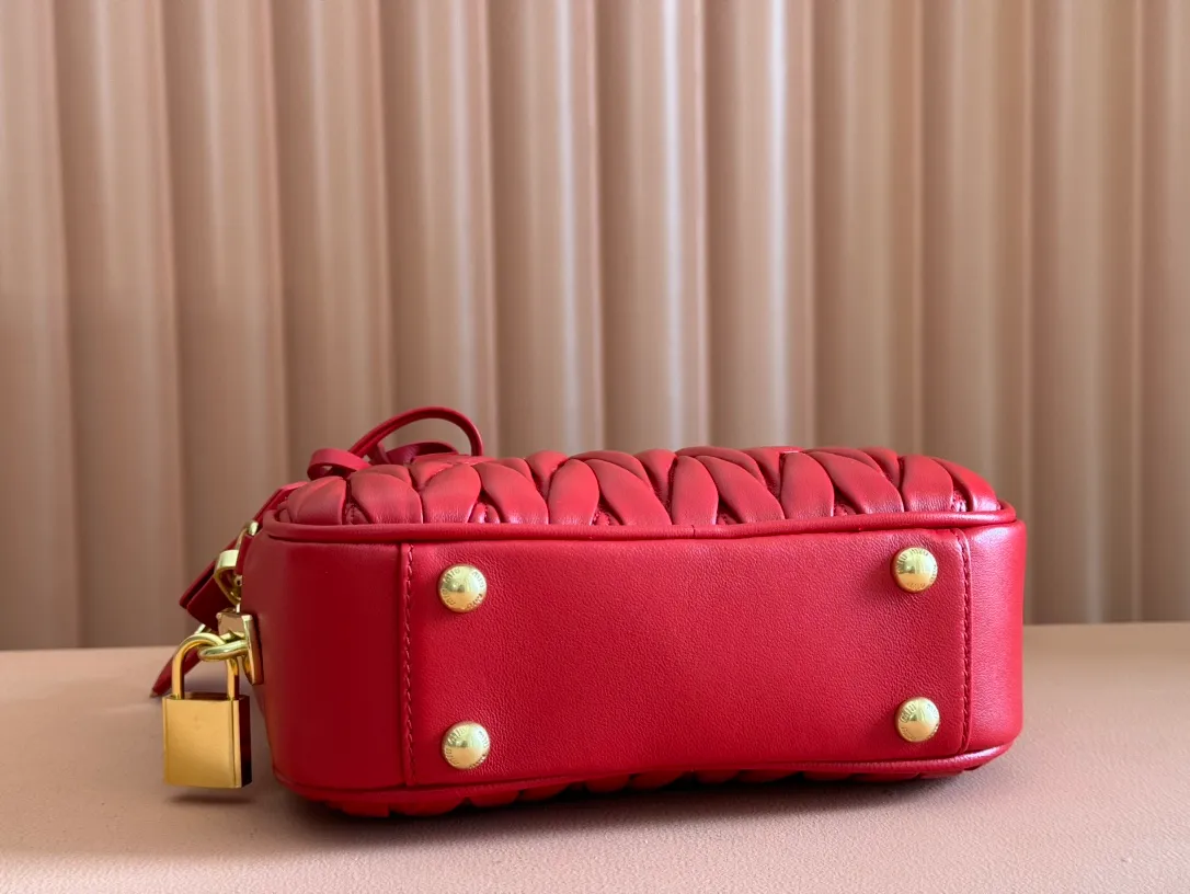 p1800💋💋💋 [Equipped with full set of packaging at the counter, premium hardware and original leather] Arcadie Matelasse sheepskin small (19cm) bowling handbag/crossbody bag ~ red sheepskin This handbag uses Matelasse technology, and the three-dimensional texture and exquisite texture bring a new interpretation to the classic silhouette. The front letter logo cleverly echoes the metal hardware, and the exquisite workmanship is outstanding, highlighting a highly recognizable classic style. Dynamic and elegant lines with adjustable and detachable shoulder straps present a practical and versatile design with modern charm. ～Detachable and adjustable shoulder strap ～Zipper closure ～Lined with 2 patch pockets ～With foot studs Size: W19×H13×D6cm No.: 5BB123