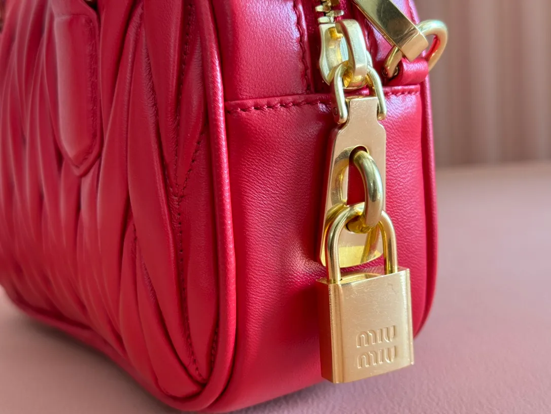 p1800💋💋💋 [Equipped with full set of packaging at the counter, premium hardware and original leather] Arcadie Matelasse sheepskin small (19cm) bowling handbag/crossbody bag ~ red sheepskin This handbag uses Matelasse technology, and the three-dimensional texture and exquisite texture bring a new interpretation to the classic silhouette. The front letter logo cleverly echoes the metal hardware, and the exquisite workmanship is outstanding, highlighting a highly recognizable classic style. Dynamic and elegant lines with adjustable and detachable shoulder straps present a practical and versatile design with modern charm. ～Detachable and adjustable shoulder strap ～Zipper closure ～Lined with 2 patch pockets ～With foot studs Size: W19×H13×D6cm No.: 5BB123