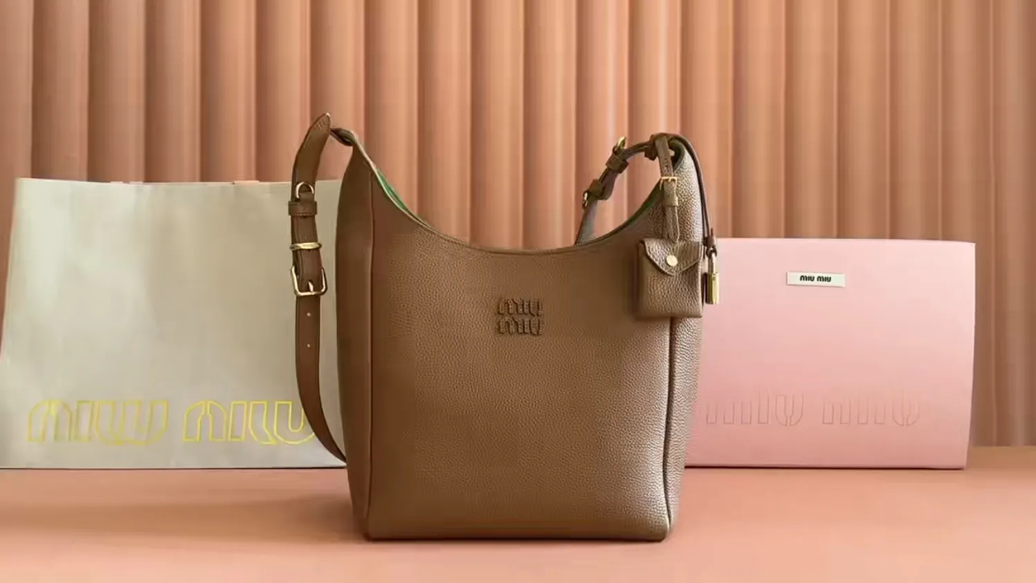 p1700💋💋💋【Special grade hardware original leather configuration counter full set packaging】25ss autumn and winter Isetan limited series Hobo's Isetan limited series, which is still indispensable in autumn and winter, has occupied a place in the fashion circle! The new Hobo bag has a unique design. The leather is soft and the grain is more wear-resistant and durable. The slender bag body increases the storage capacity. The adjustable shoulder strap supports one-shoulder cross-body wear. You can adjust it at will without worrying about height and weight. The bag is also equipped with a card holder padlock to increase the overall fashion sense. The multi-layer suction buckle design inside is strong and safe, suitable for commuting and travel✈️ Size: W23×H32×D12cm No.: 5BB098