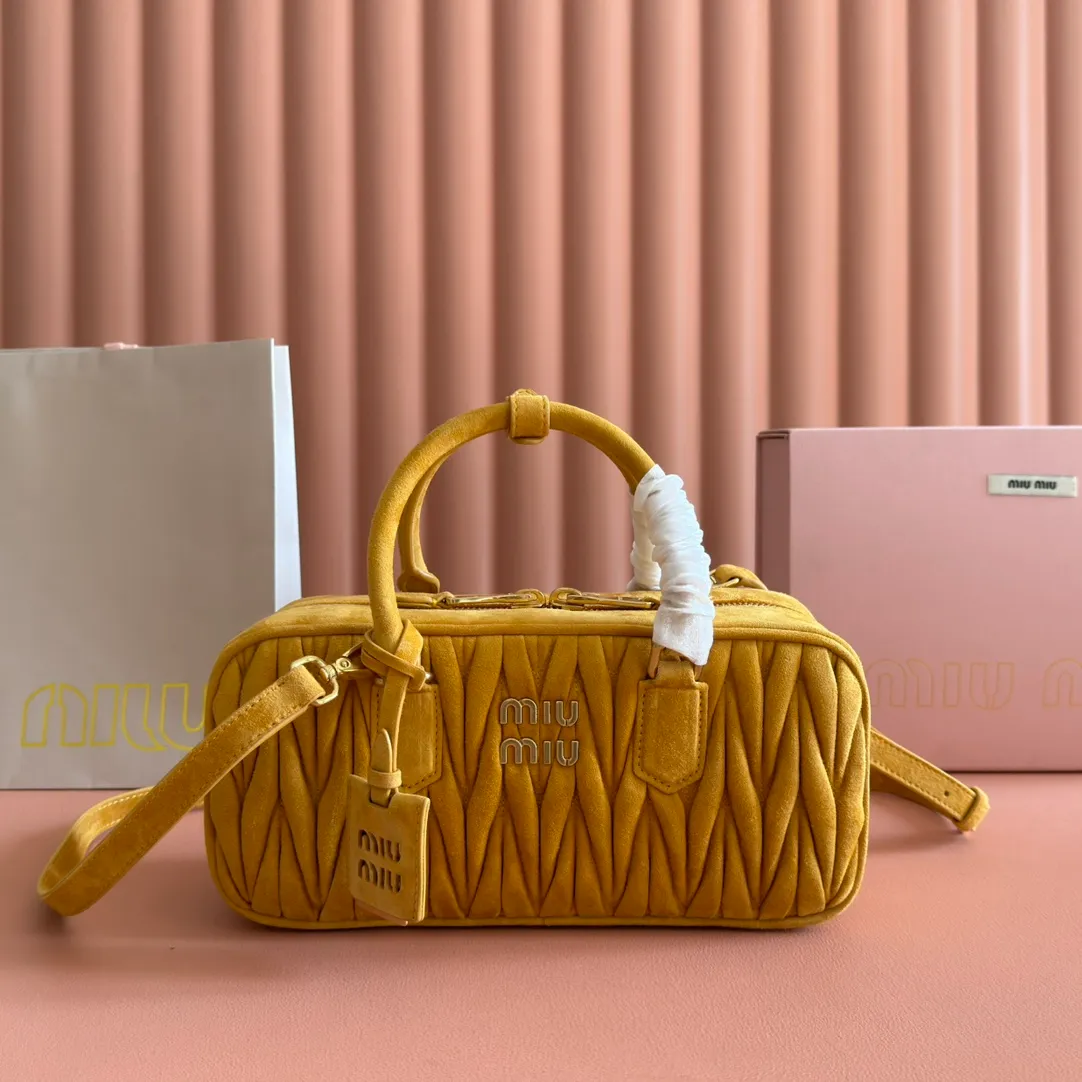 💋💋💋p1800【Premium hardware original leather】Arcadie nubuck leather medium (27cm) bowling handbag/crossbody bag~ This Arcadic handbag demonstrates the unique concept that instant fashion is a tool that translates the reflection of reality into material form. The letter logo that complements the finish of the metal hardware accessories is exquisitely crafted and demonstrates a highly recognizable classic style. Dynamic and elegant lines with adjustable and detachable shoulder straps present a practical and versatile design with modern charm. ～Detachable and adjustable shoulder strap ～Zipper closure ～Painted metal letter logo on the front ～Lined with zippered pocket ～Comes with foot studs Size: W27×H12×D9cm No.: 5BB148