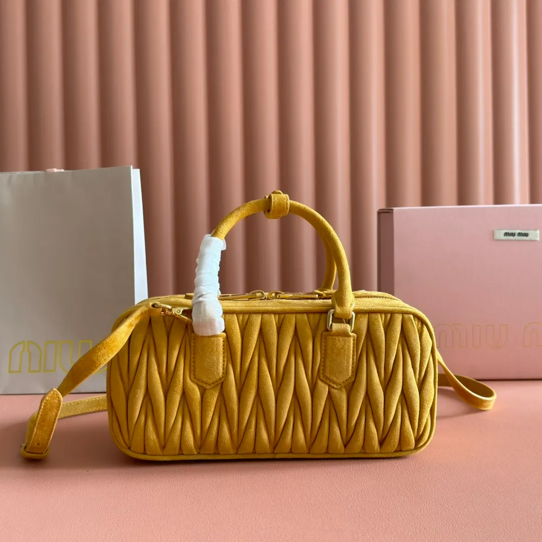 💋💋💋p1800【Premium hardware original leather】Arcadie nubuck leather medium (27cm) bowling handbag/crossbody bag~ This Arcadic handbag demonstrates the unique concept that instant fashion is a tool that translates the reflection of reality into material form. The letter logo that complements the finish of the metal hardware accessories is exquisitely crafted and demonstrates a highly recognizable classic style. Dynamic and elegant lines with adjustable and detachable shoulder straps present a practical and versatile design with modern charm. ～Detachable and adjustable shoulder strap ～Zipper closure ～Painted metal letter logo on the front ～Lined with zippered pocket ～Comes with foot studs Size: W27×H12×D9cm No.: 5BB148